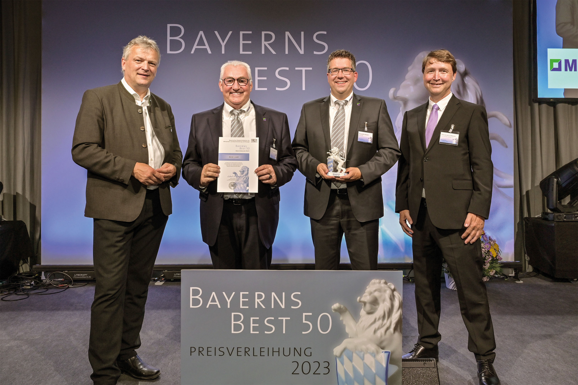 Ferdinand Munk (2. v. r.) freut sich über die erneute ­Auszeichnung „Bayerns Best 50“ für das Günzburger Familienunternehmen