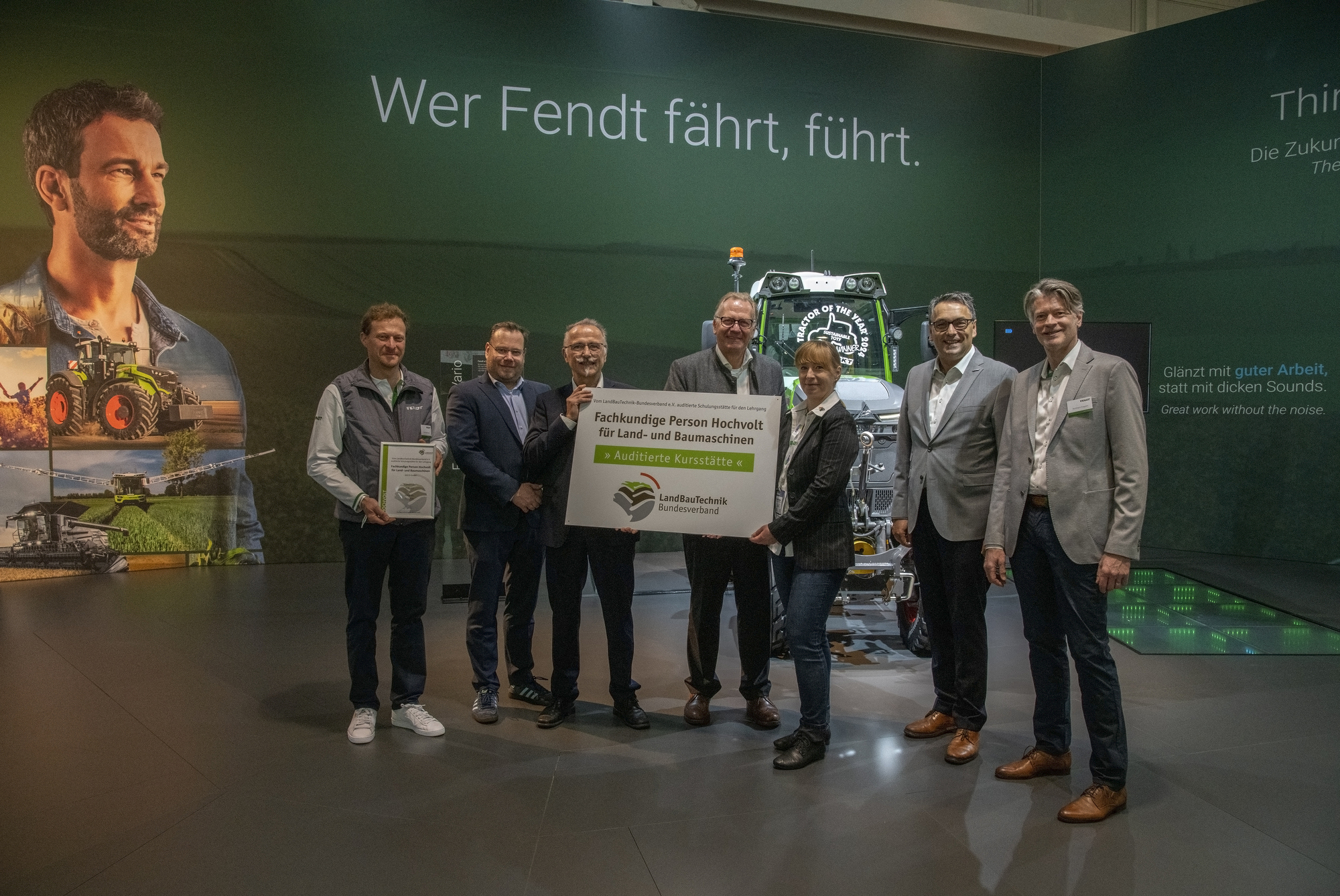 Torsten Grantz, Projektleiter LBT Forward (2. v. l.), Dr. Michael Oelck, Hauptgeschäftführer Bundesverband LandBauTechnik e. V.