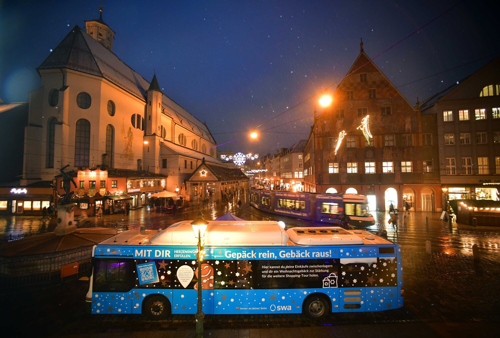 In diesem Jahr können wieder die Weihnachtseinkäufe im swa Gepäckbus am Merkurbrunnen am Moritzplatz kostenlos zwischengelagert
