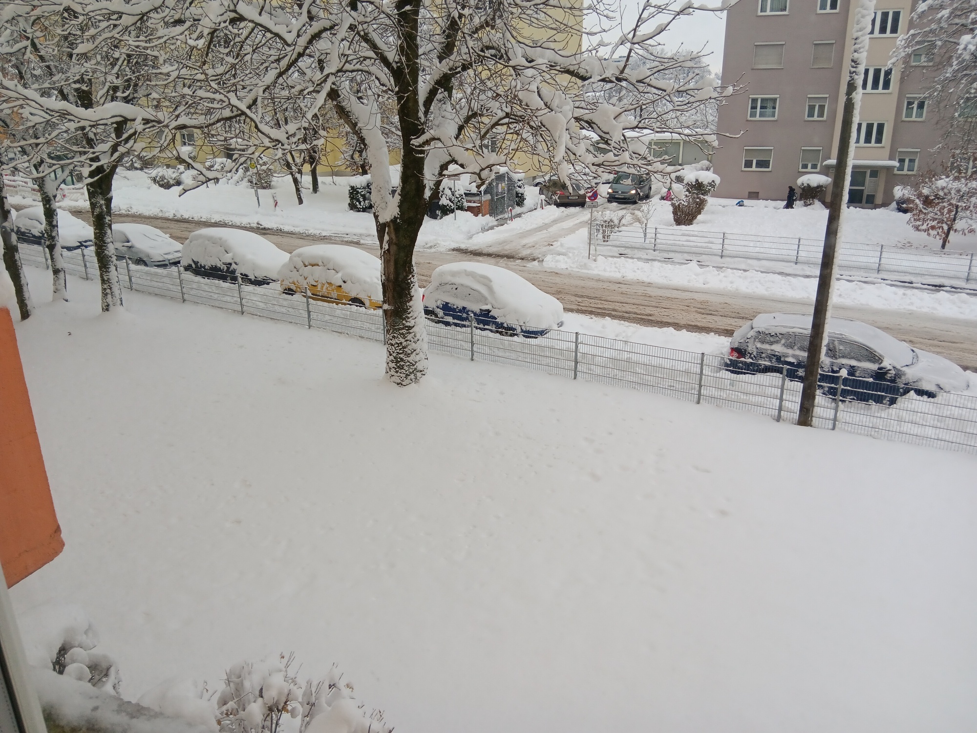 Der Abfallwirtschafts- und Stadtreinigungsbetrieb musste am ersten Dezemberwochenende 2023 große Schneemassen in Augsburg bewält