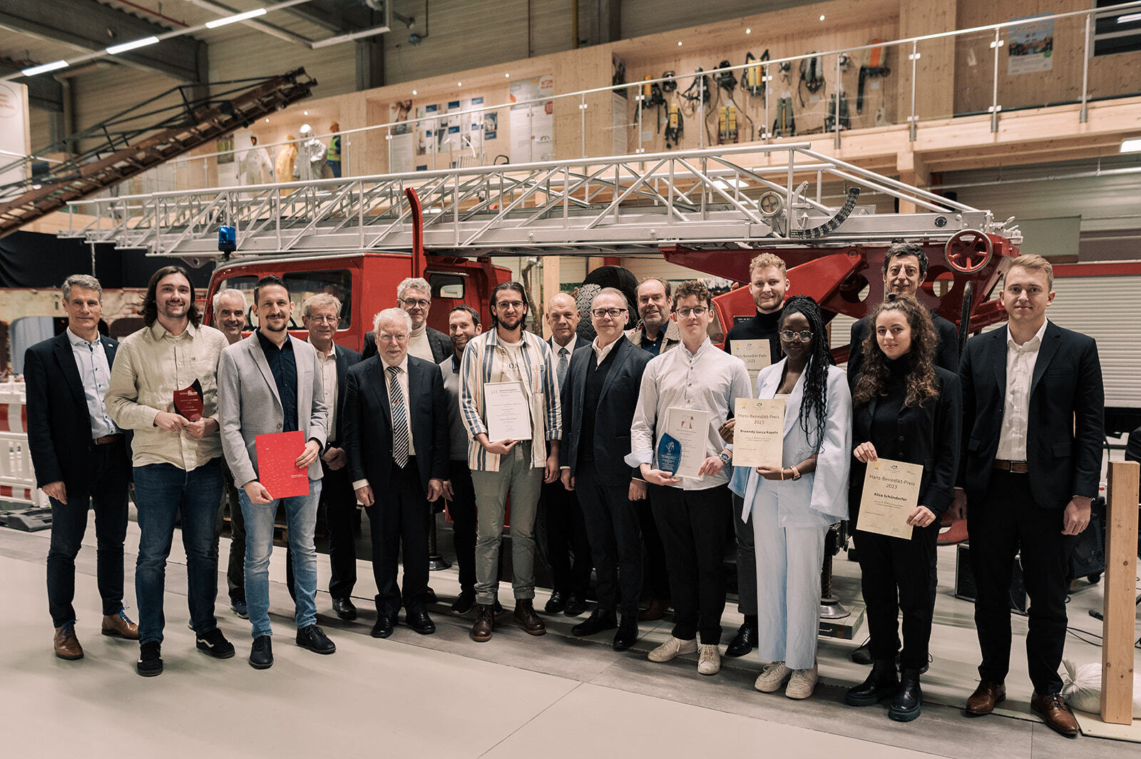 Die Preisträger der gP Awards 2023 an der Technischen Hochschule Augsburg zusammen mit Vizepräsident Professor László Kovács.