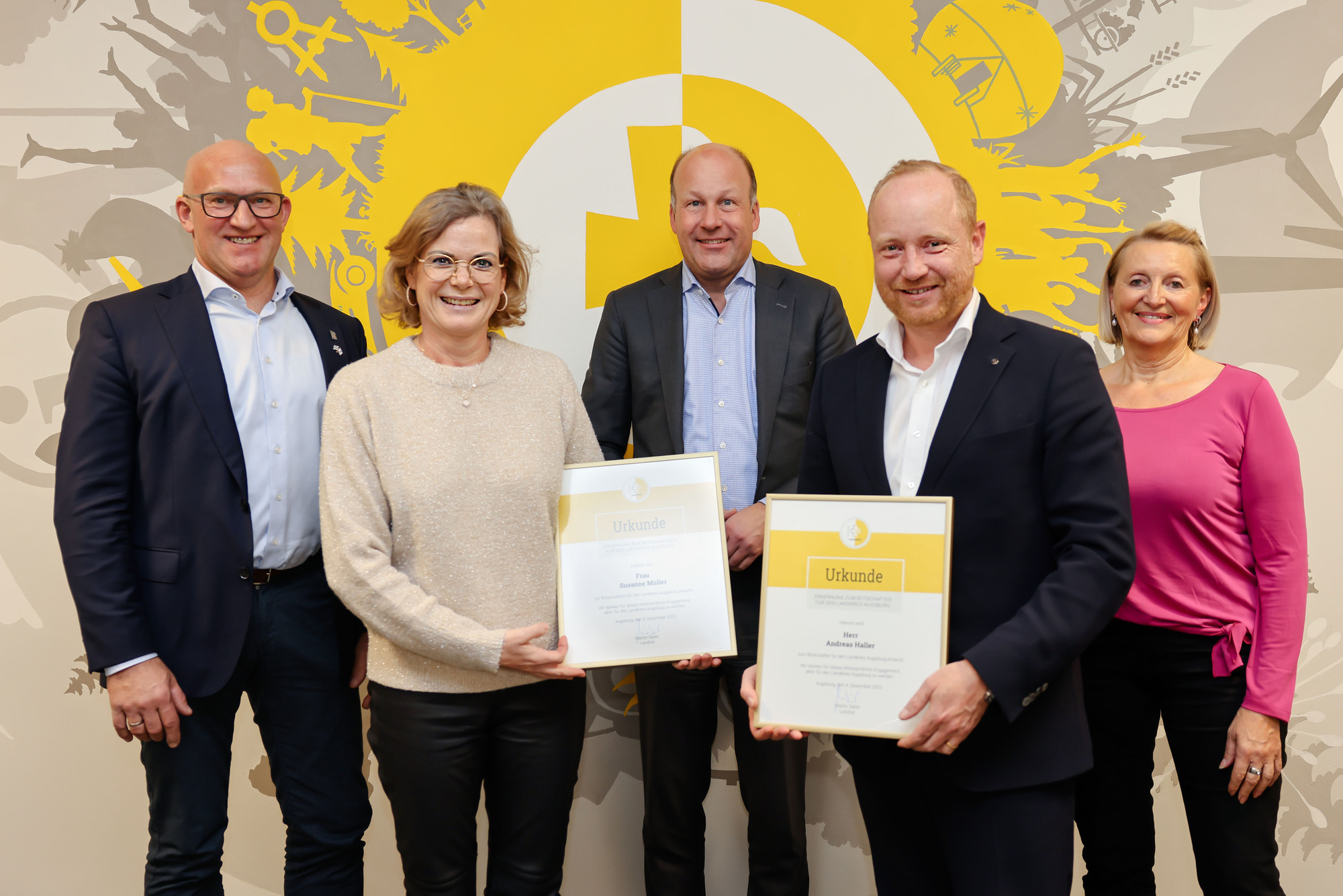 Susanne Müller (2. v. l.) und Andreas Haller (2. v. r.) sind neue Botschafter für den Landkreis Augsburg. Landrat Martin Sailer