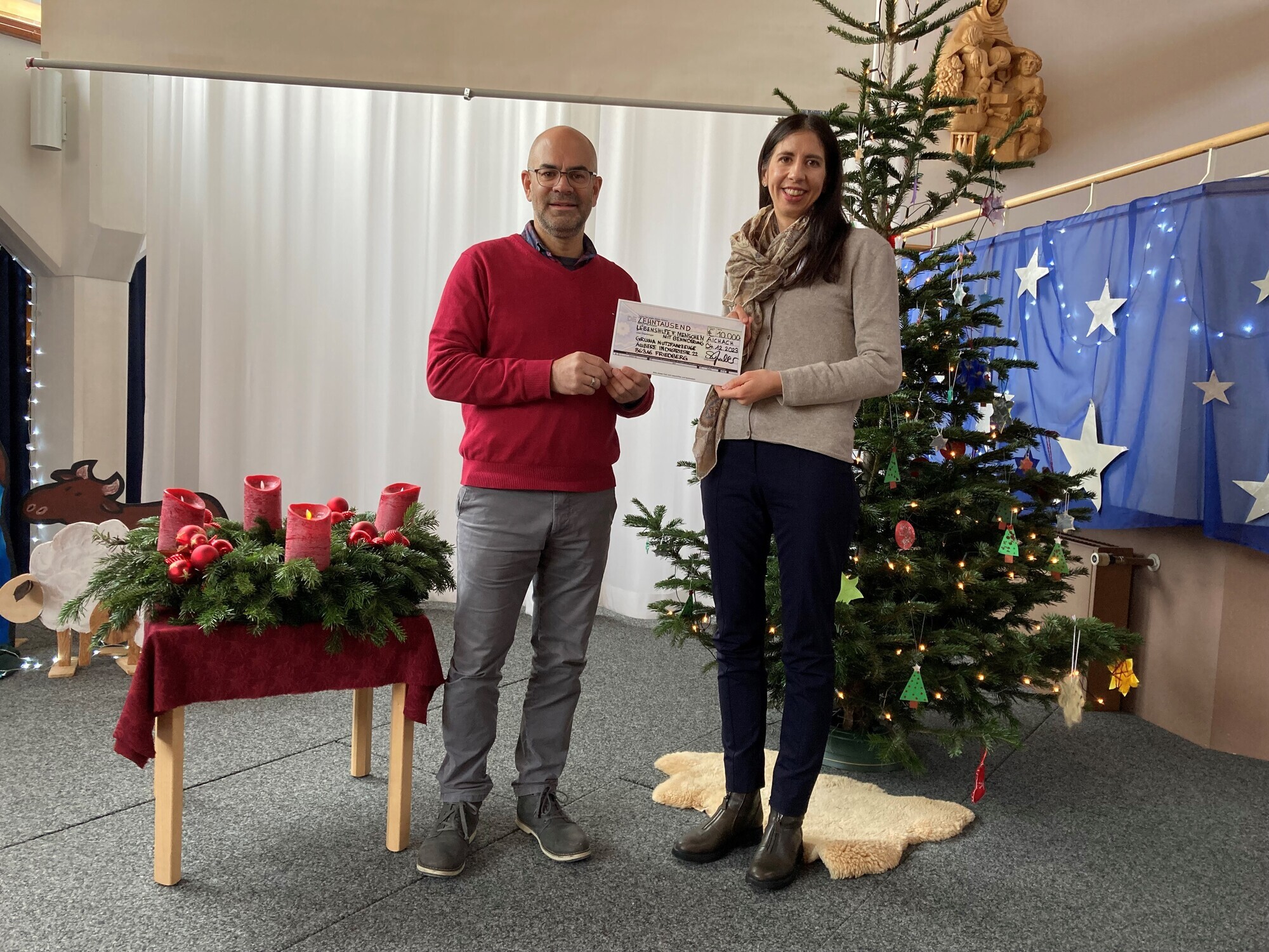 Klaus Steinhardt, Schulleiter der Elisabethschule, und Sophie Gruber, Gruma Nutzfahrzeuge GmbH, bei der Spendenübergabe.