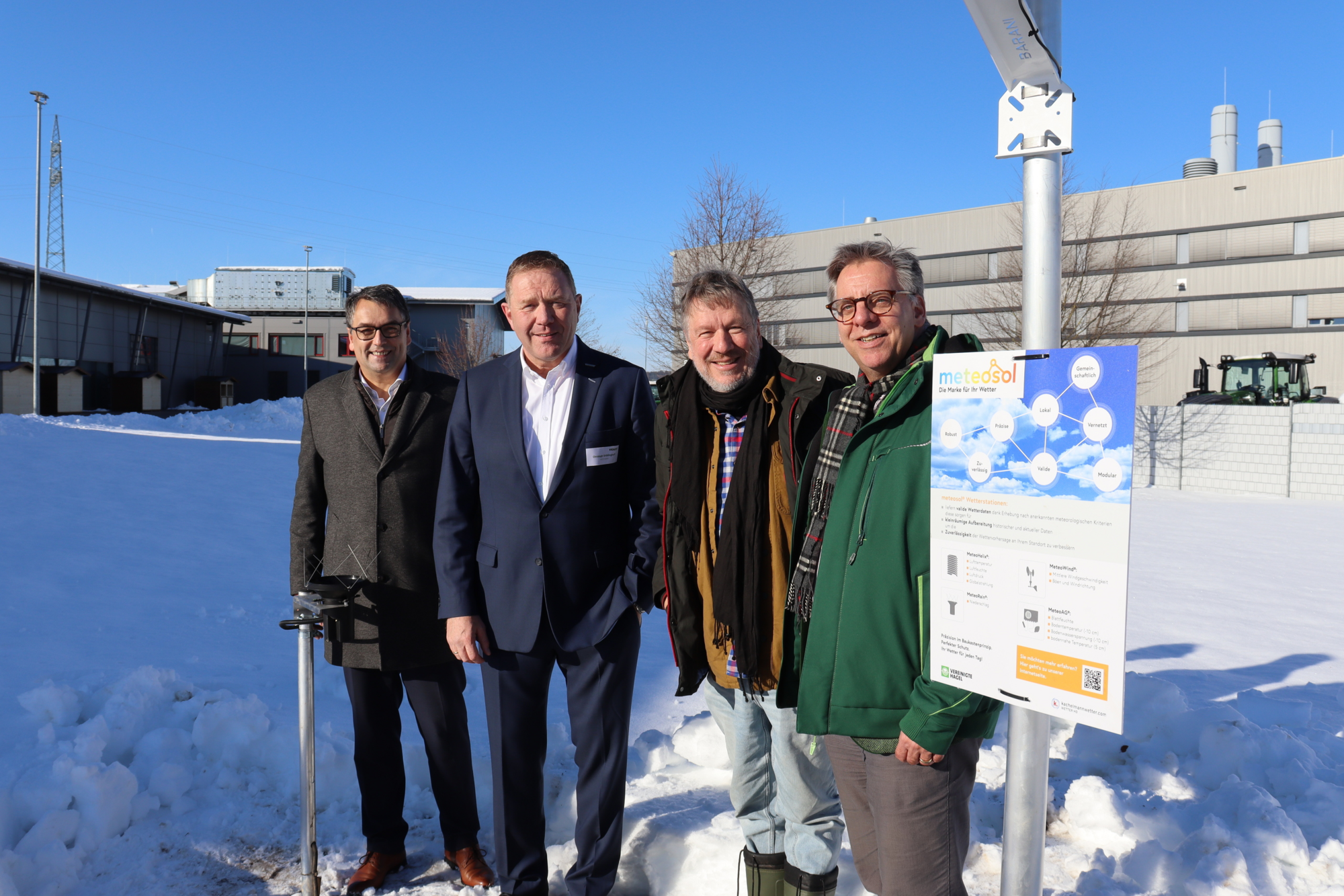 Von links: Roland Schmidt, Christoph Gröblinghoff, Jörg Kachelmann und Thomas Gehrke mit der neuen Wetterstation Quelle: Fendt