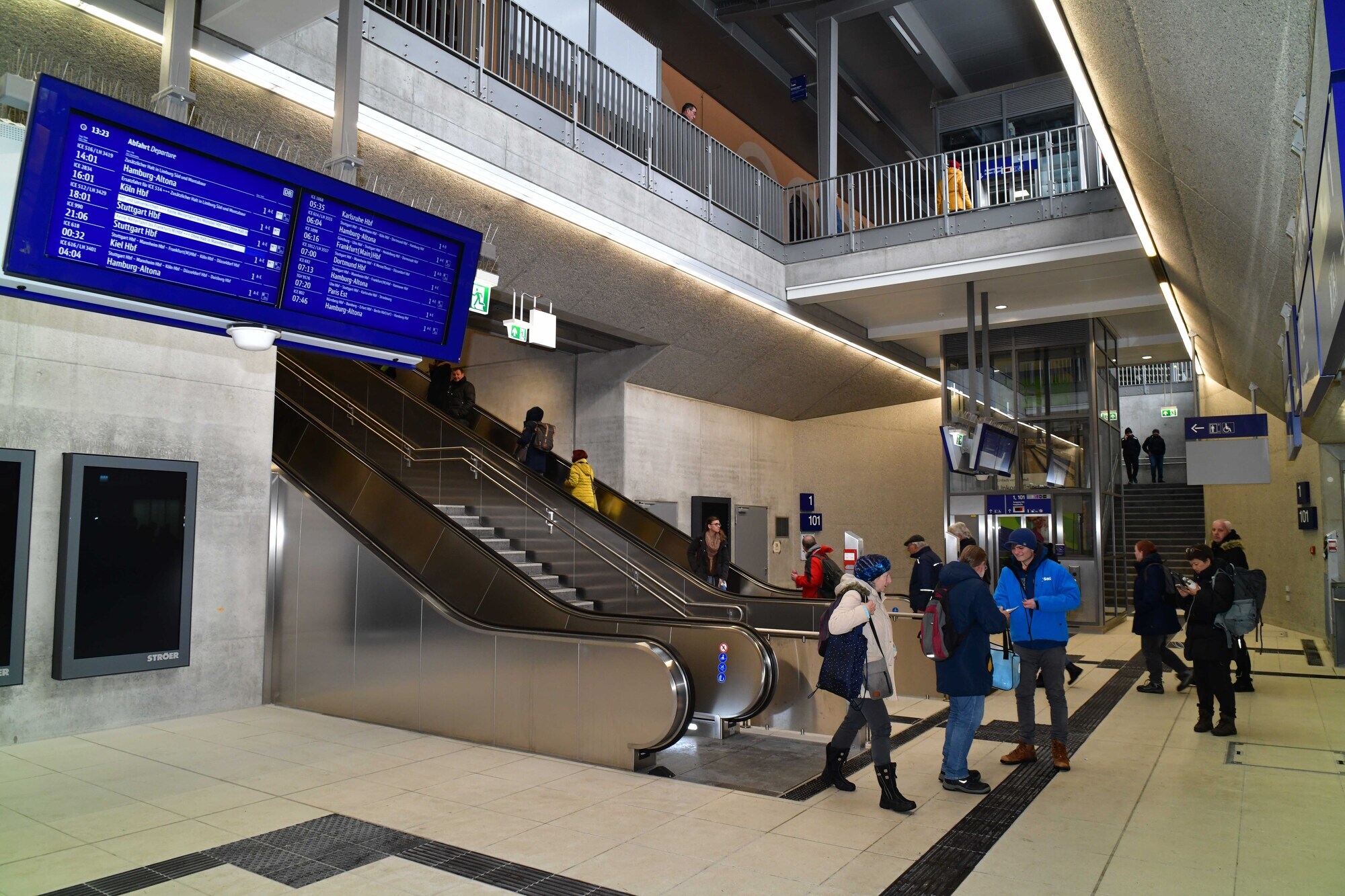 Eine Zwischenebene verbindet die Empfangshalle des neu eröffneten Augsburger Hauptbahnhofs barrierefrei mit Aufzügen und Rolltre