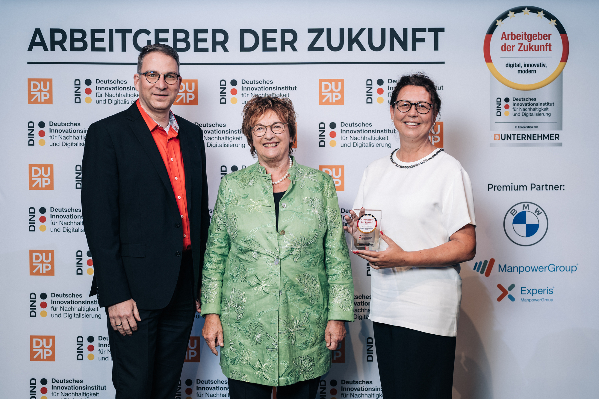 Christian Mast (Kaufmännischer Leiter, links) und Miriam Albrecht (Geschäftsführerin, rechts) erhalten für Reflexa die Auszeich