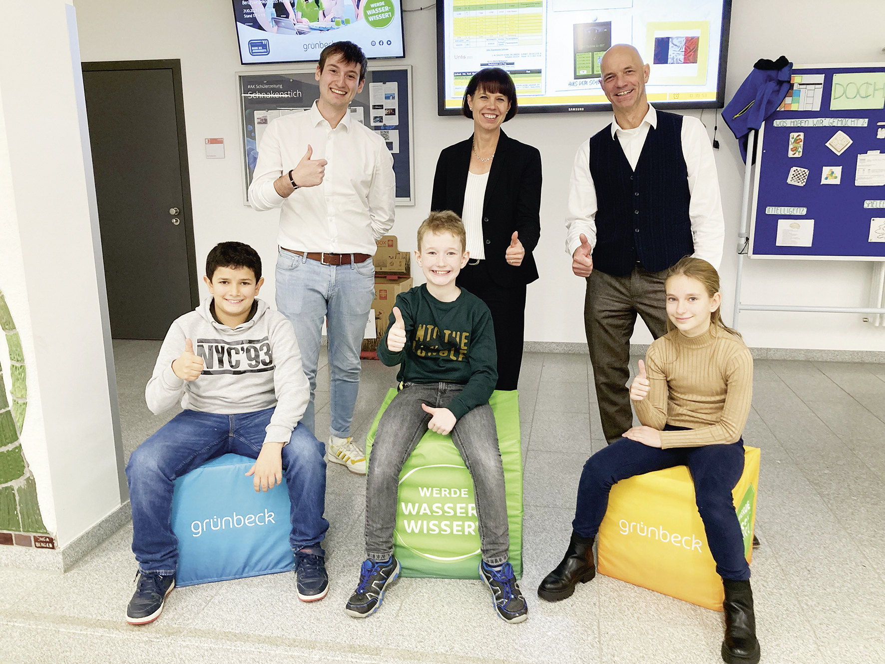 Daumen hoch von den Schülerinnen, Schülern sowie der Schulleitung des Johann-Michael-Sailer-Gymnasiums in Dillingen für die Sitz