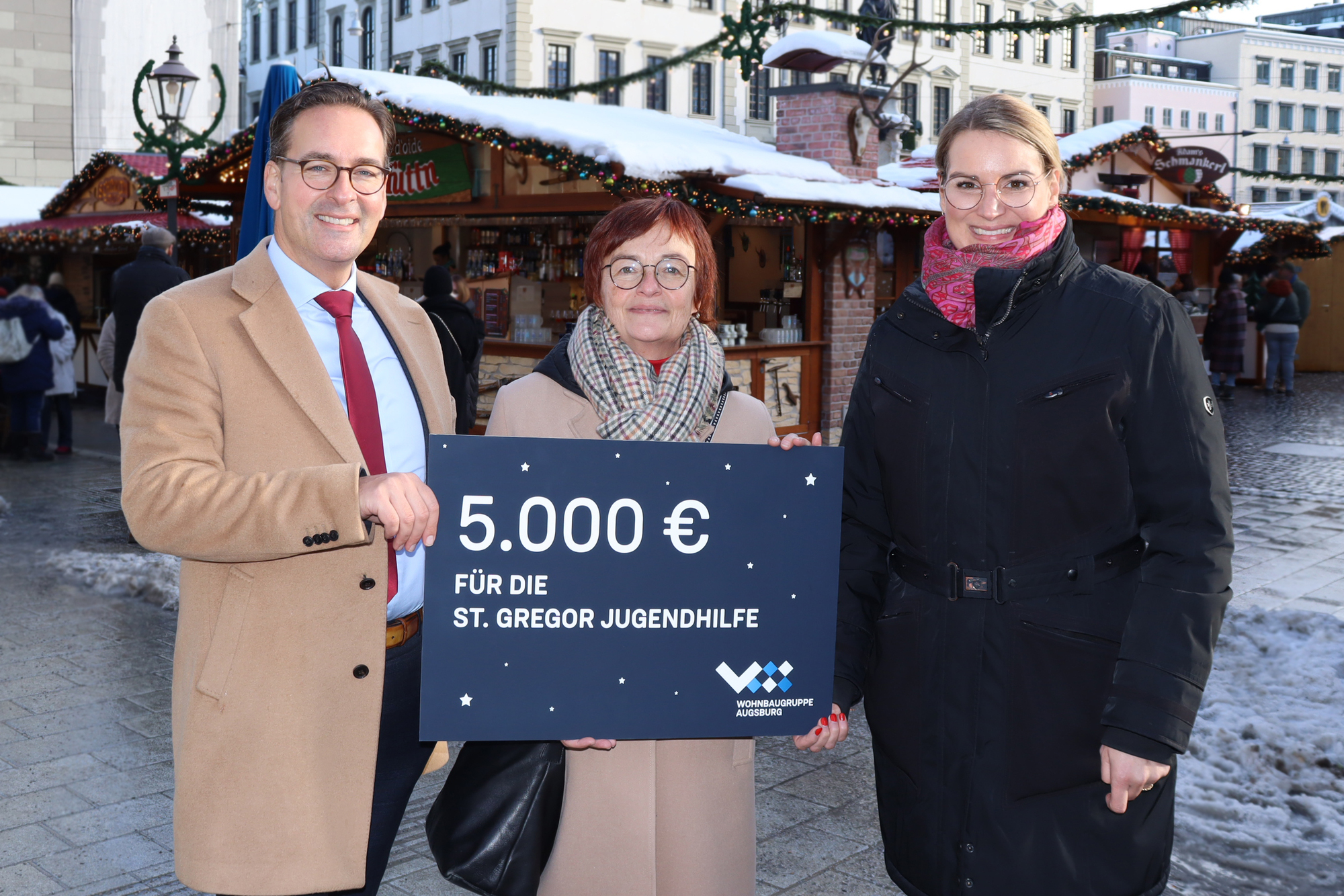 Dr. Mark Dominik Hoppe mit Elfie Kleinfelder und Oberbürgermeisterin Eva Weber.