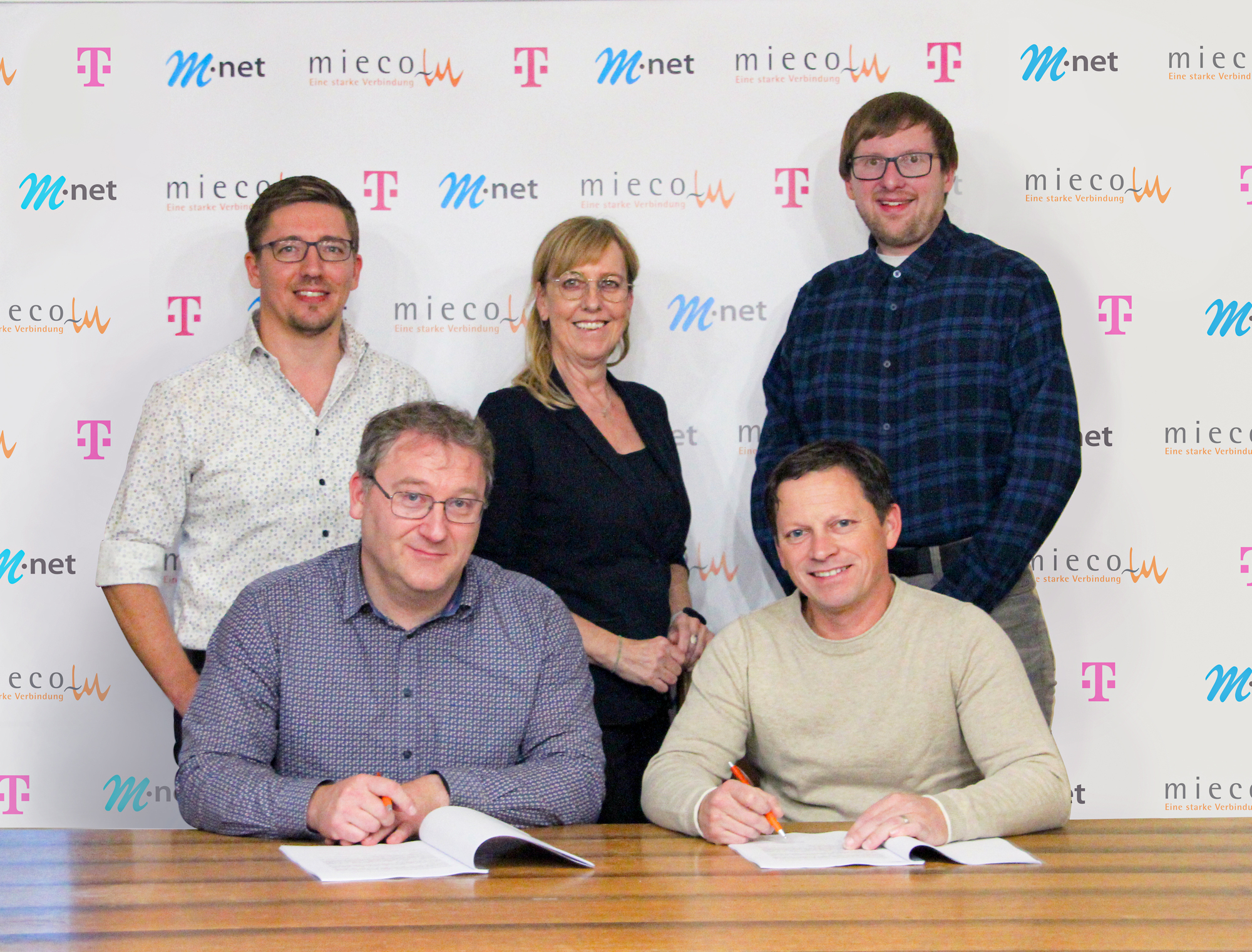 Manuel Gillich (VG Wertingen), Silvia Kleinscheck (M-net), Andreas Schnelle (Deutsche Telekom), Stephan Lutz (1. Bürgermeister