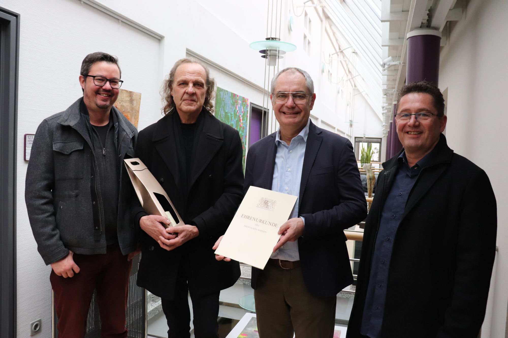 23 Jahre lang war Johann Pupeter (2. v. l.) die gute Seele der Stadthalle und kannte als Techniker jeden Winkel. Uwe Wagner, Kul