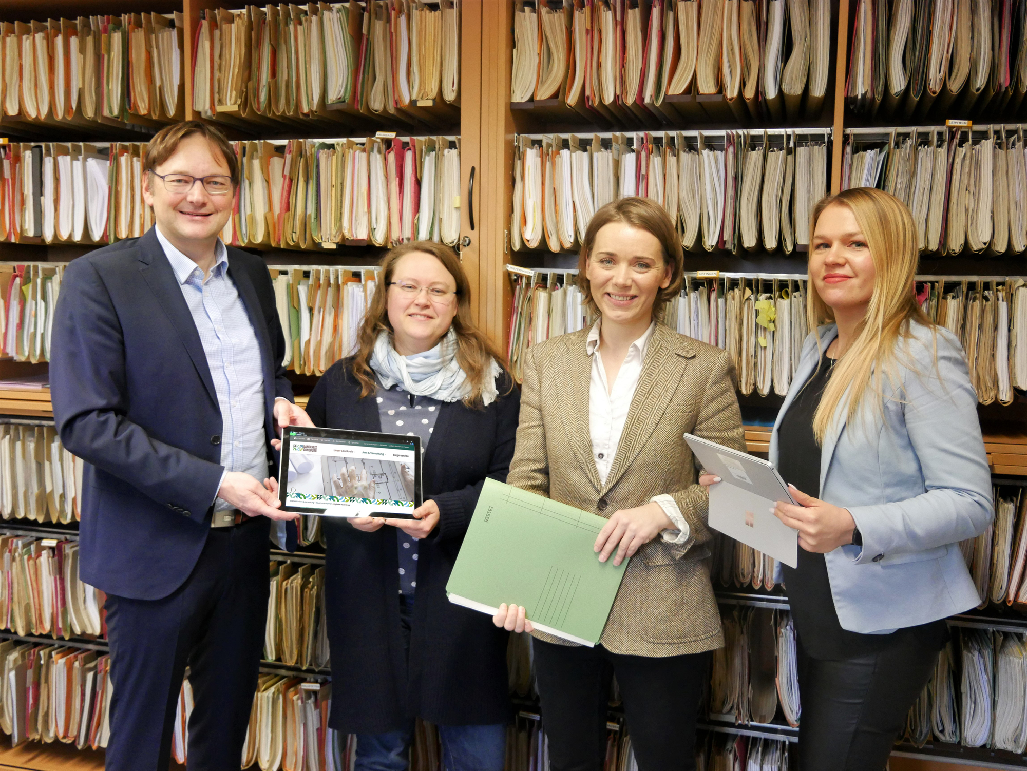 Ab Januar 2024 können Bauanträge digital beim Landratsamt Günzburg eingereicht werden. Von links: Landrat Dr. Hans Reichhart, Fa