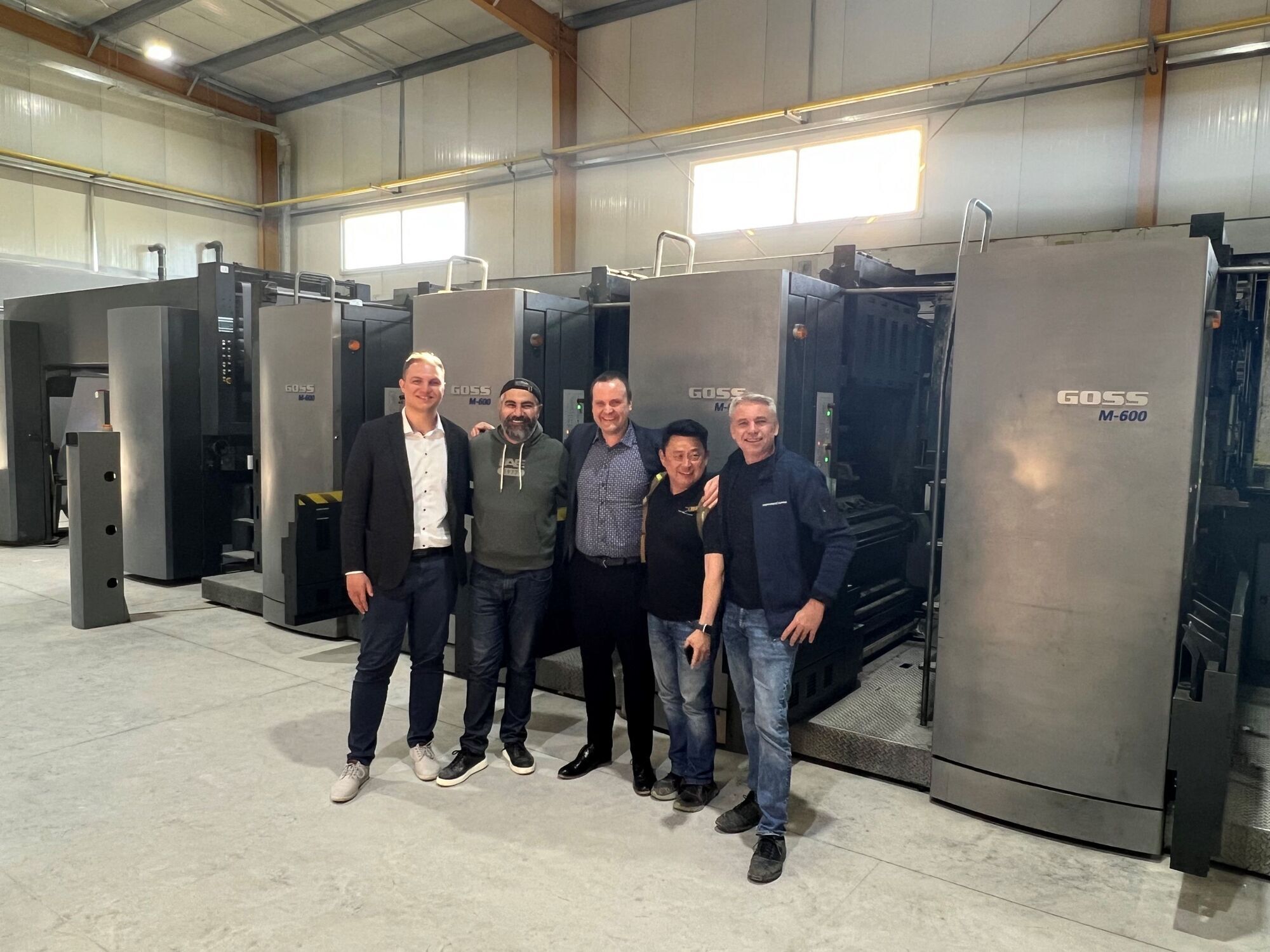 manroland Goss Maschinenumzug, von Links: Patrick Wendelberger, Service Manager MGWS. Osama Al Abbasi, Executive Director Al Noo