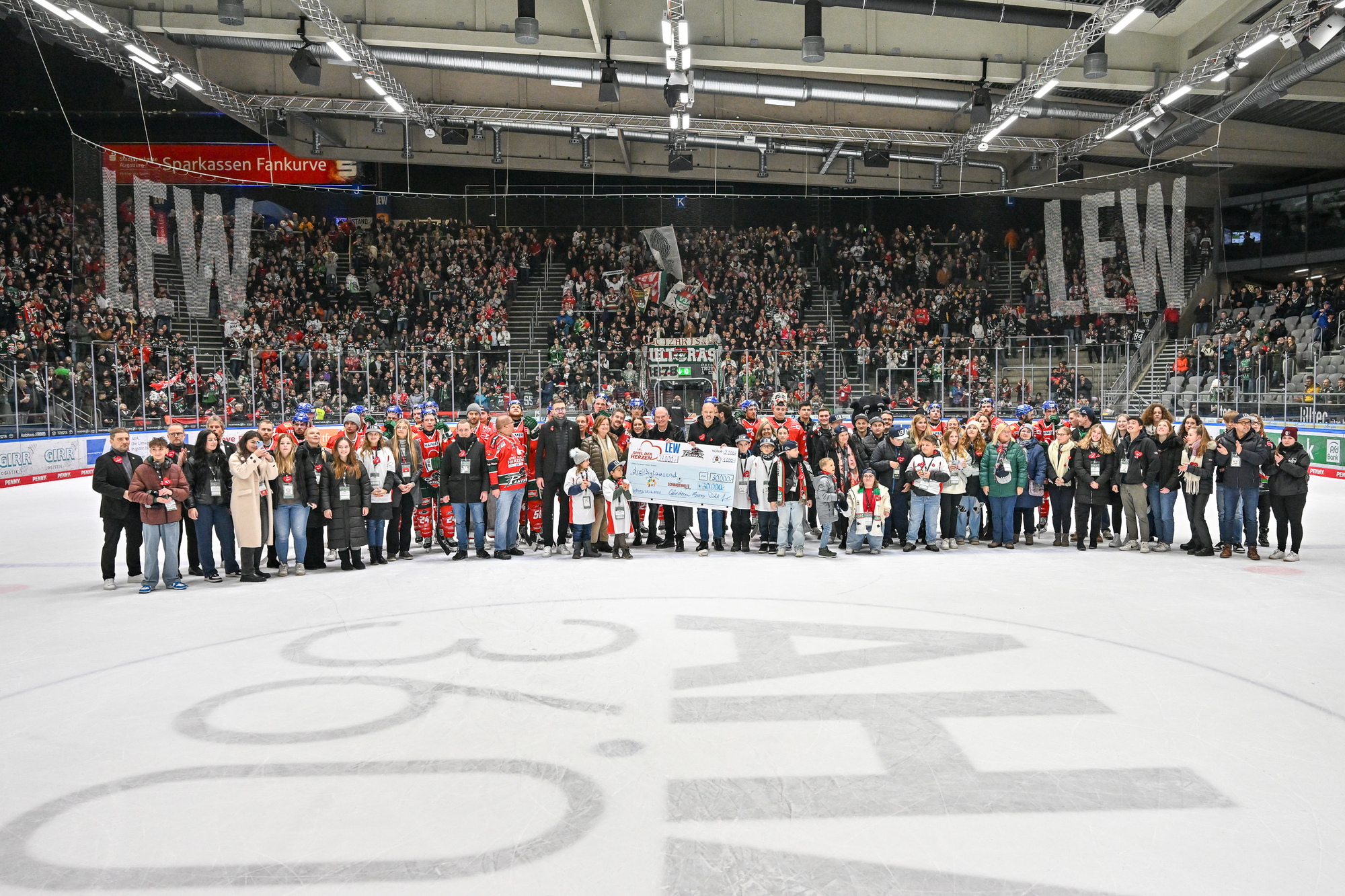 Spiel der Herzen 2023 bei den Augsburger Panthern: Ein besonders schöner Moment für alle Beteiligten war sicherlich die Übergabe