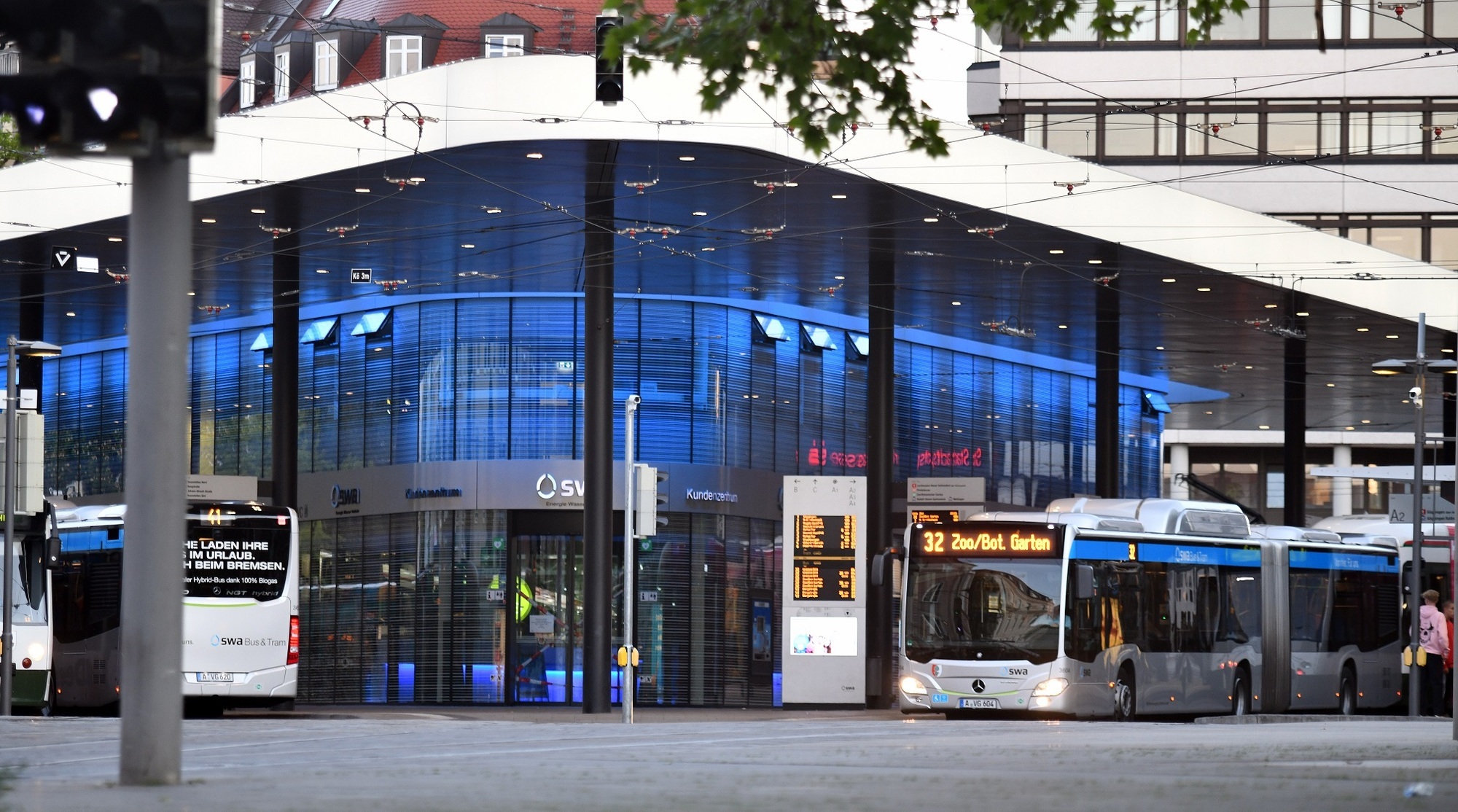 Einfach einsteigen und losfahren, wie hier am Königsplatz in Augsburg und bundesweit. Das Deutschlandticket ist für die swa ein