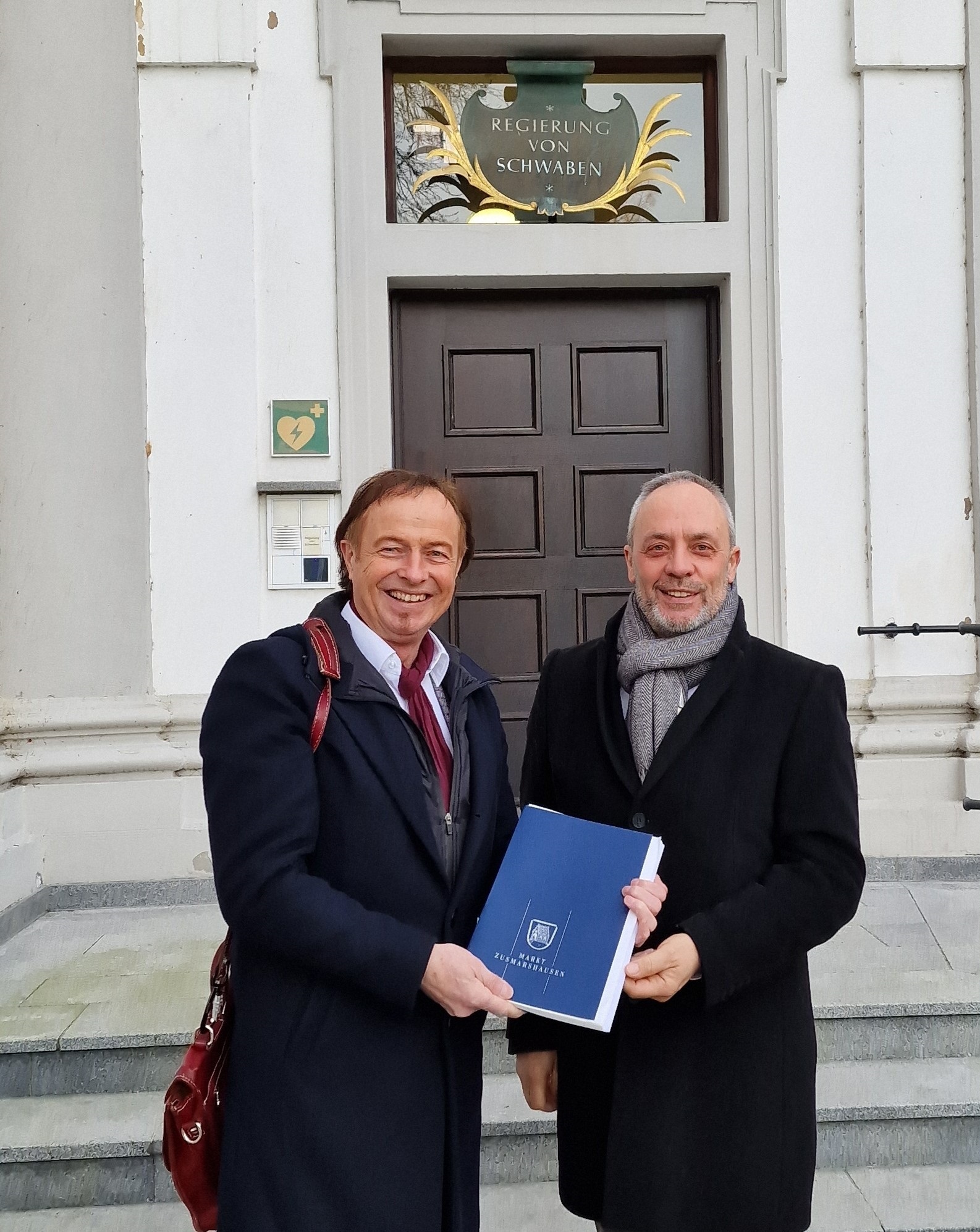 Erster Bürgermeister Bernhard Uhl und 2.Bürgermeister Walter Aumann kurz vor der Abgabe der umfangreichen Stellungnahme zum Bahn