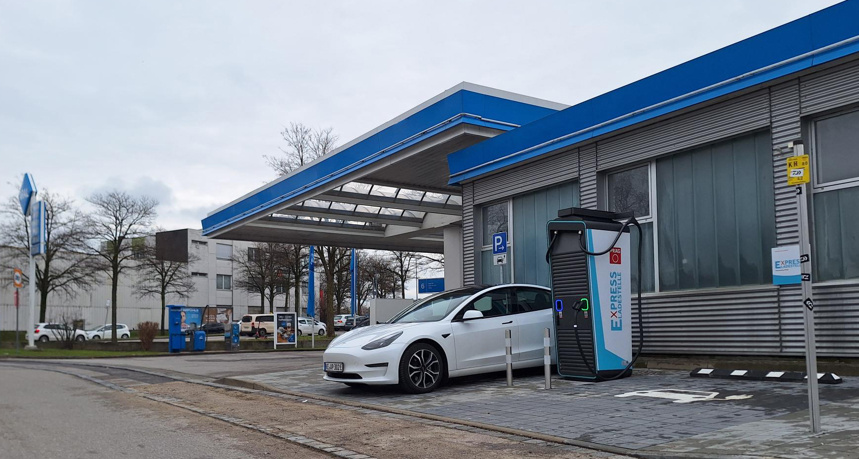 Die Schnellladepunkte an der ARAL-Tankstelle in der Edisonstraße in Augsburg laden E-Fahrzeuge in weniger als 30 Minuten auf. (B