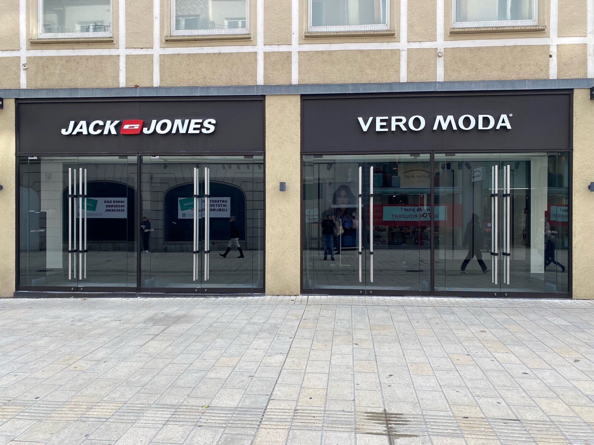 Zwei neue Ladengeschäfte stehen in der Annastraße in Augsburg leer: Vero Moda und Jack & Jones. Foto: Lena Jaumann / B4BSCHWABEN