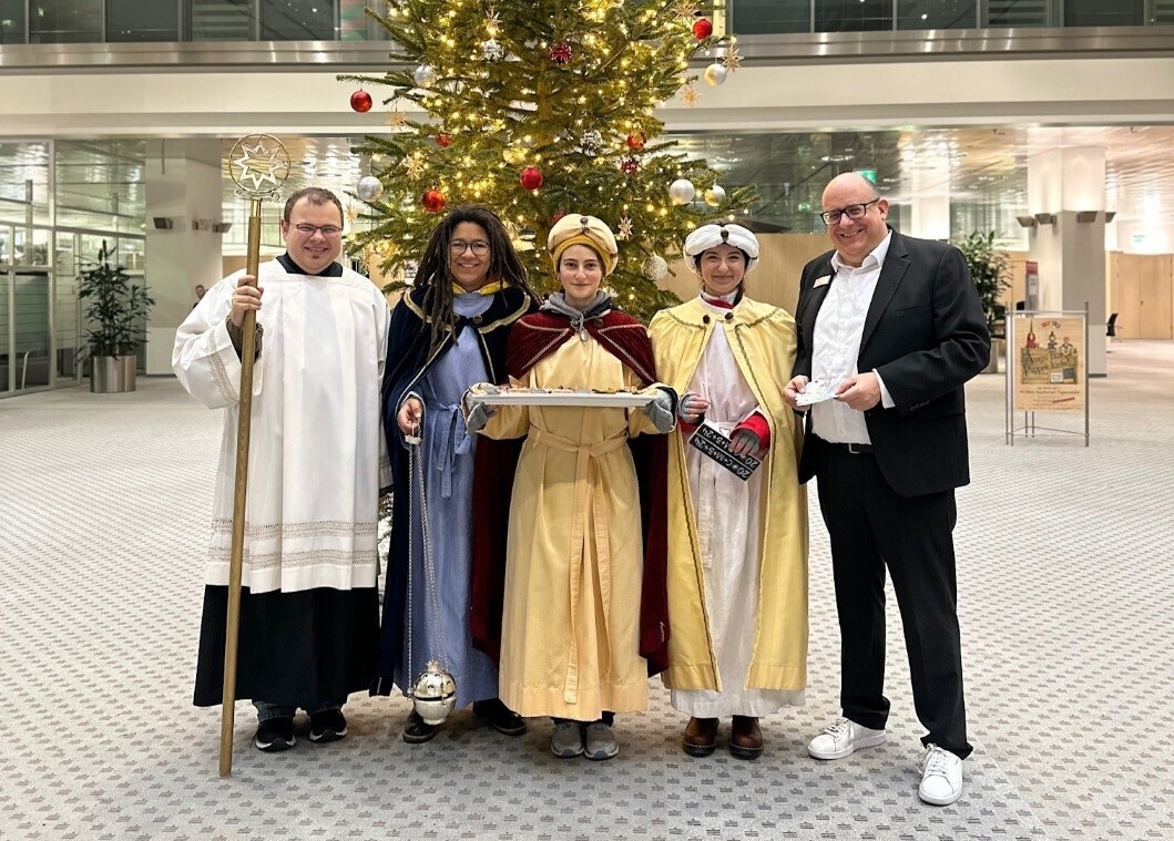 Matthias Mahler, Leiter Beratungs.Center Halderstraße, freut sich über den Besuch der Heiligen aus dem Morgenland.