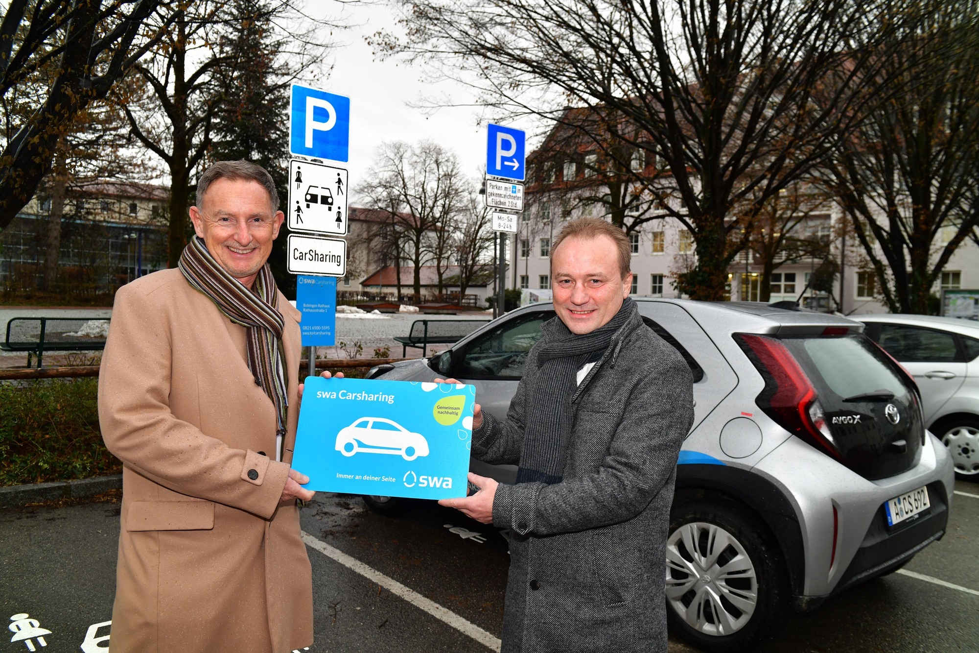 Dank swa Carsharing gibt es flexible Mobilität ab sofort auch in Bobingen. swa Geschäftsbereichsleiter Multimobilität Jürgen Bie