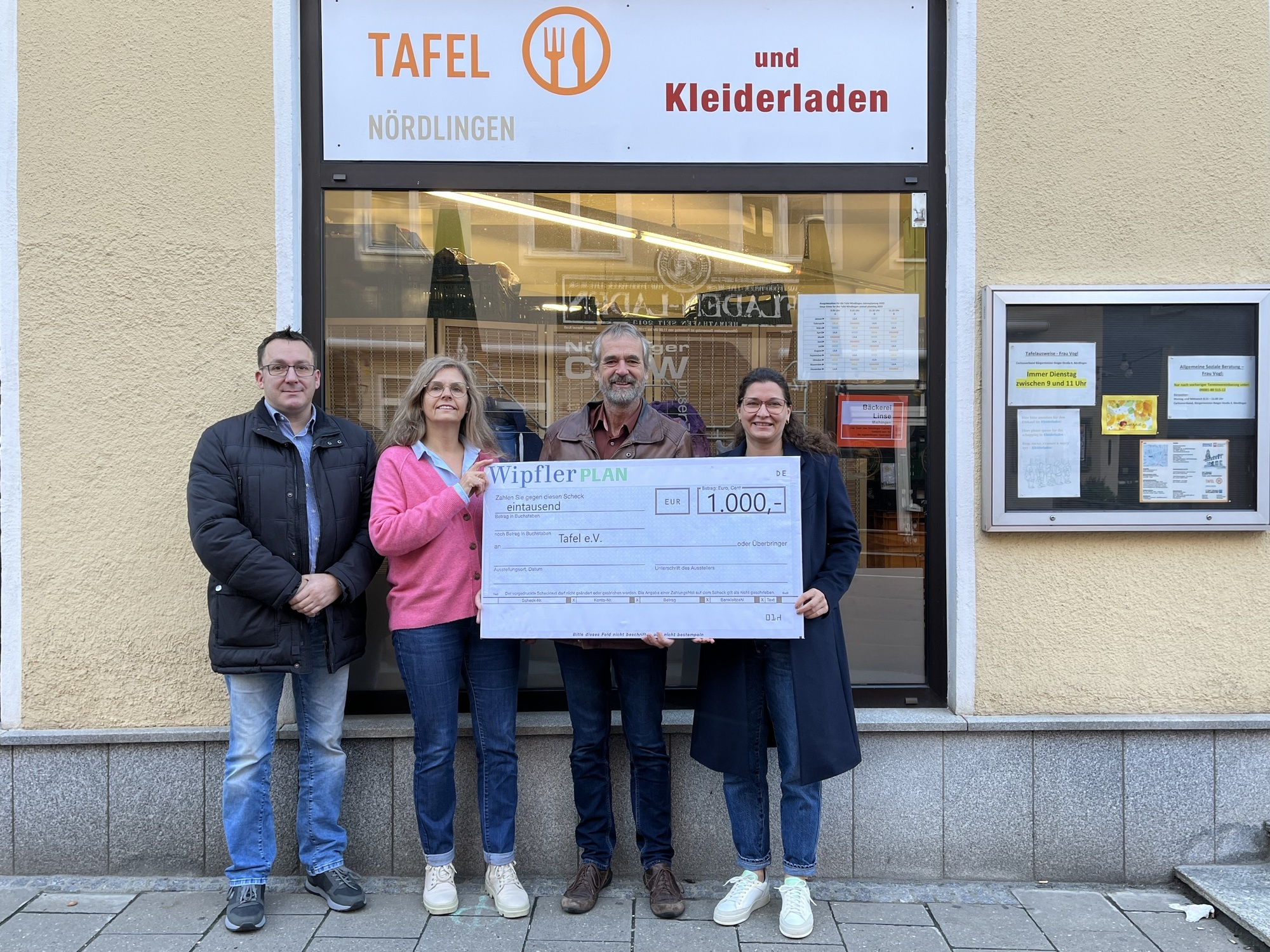 In Nördlingen überreicht Manuela Ruisinger (rechts) zum dritten Mal den Scheck an Branko Schäpers (links) und sein Team von der