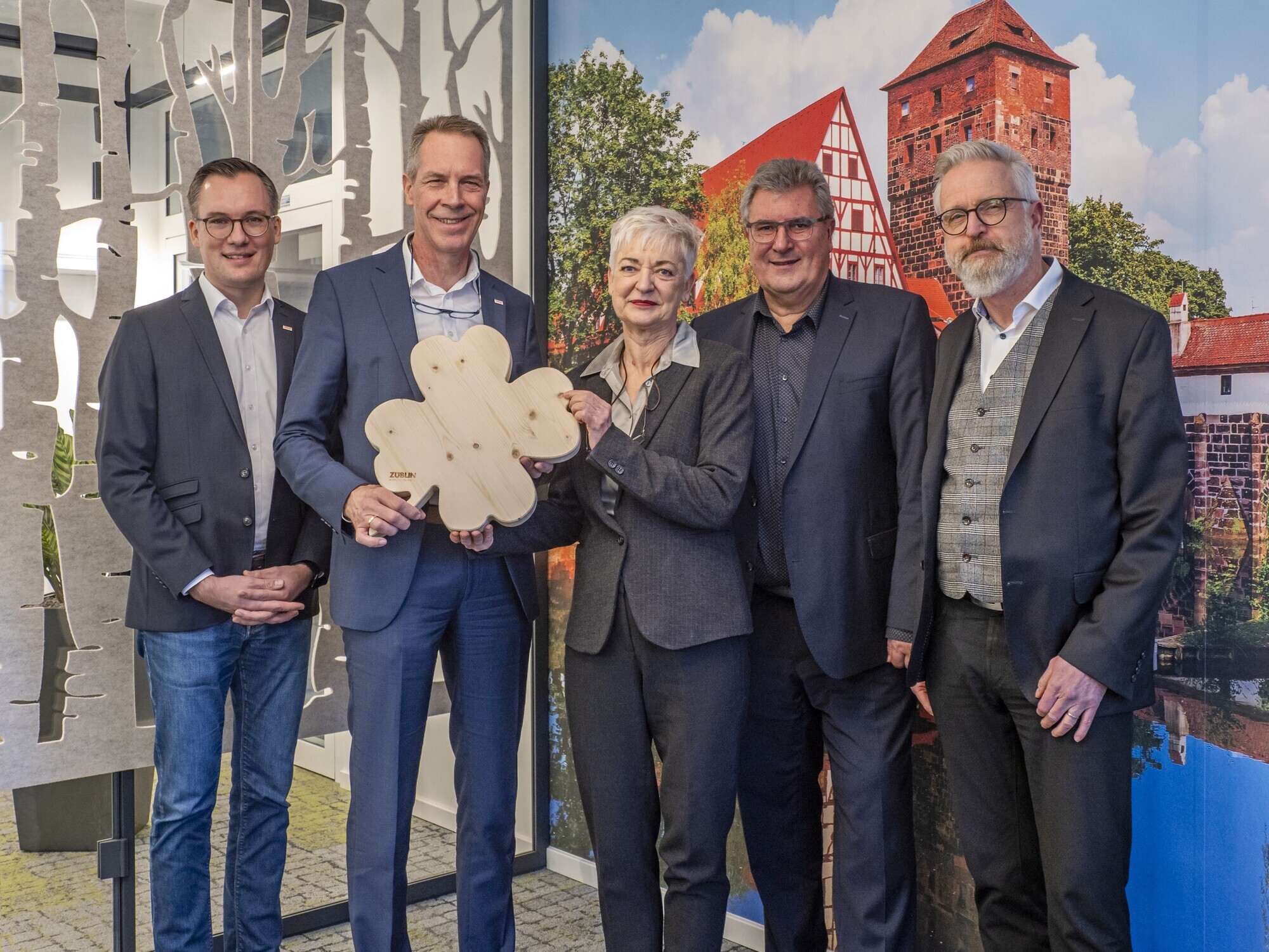 Die Strabag-Tochter Züblin setzt den konstruktiven Holzbau- sowie die Dach- und Fassadenarbeiten für den Neubau um.