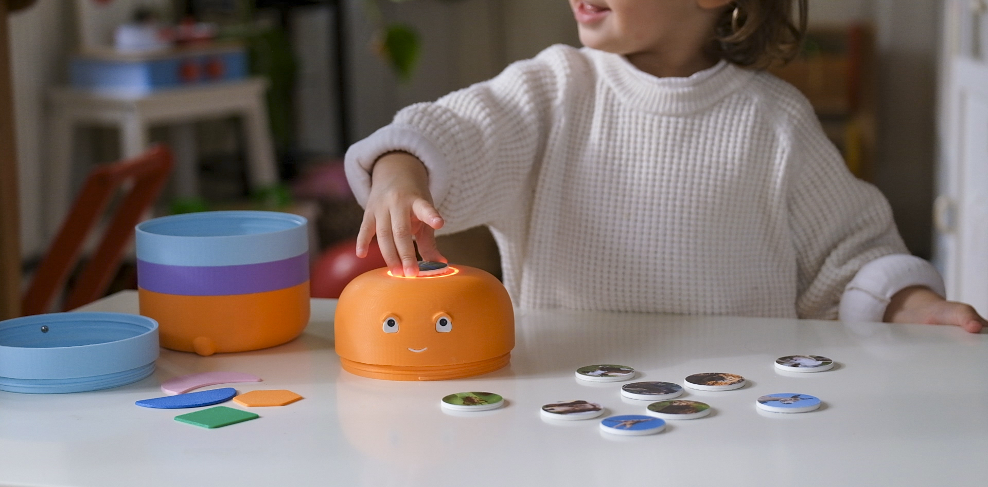 Spiel wählen, Karte nehmen und auf Ohrlaf legen: bildschirmfreies Lernen für Kinder vom Kita- bis Schulalter. (Quelle: Ohrlaf Gm