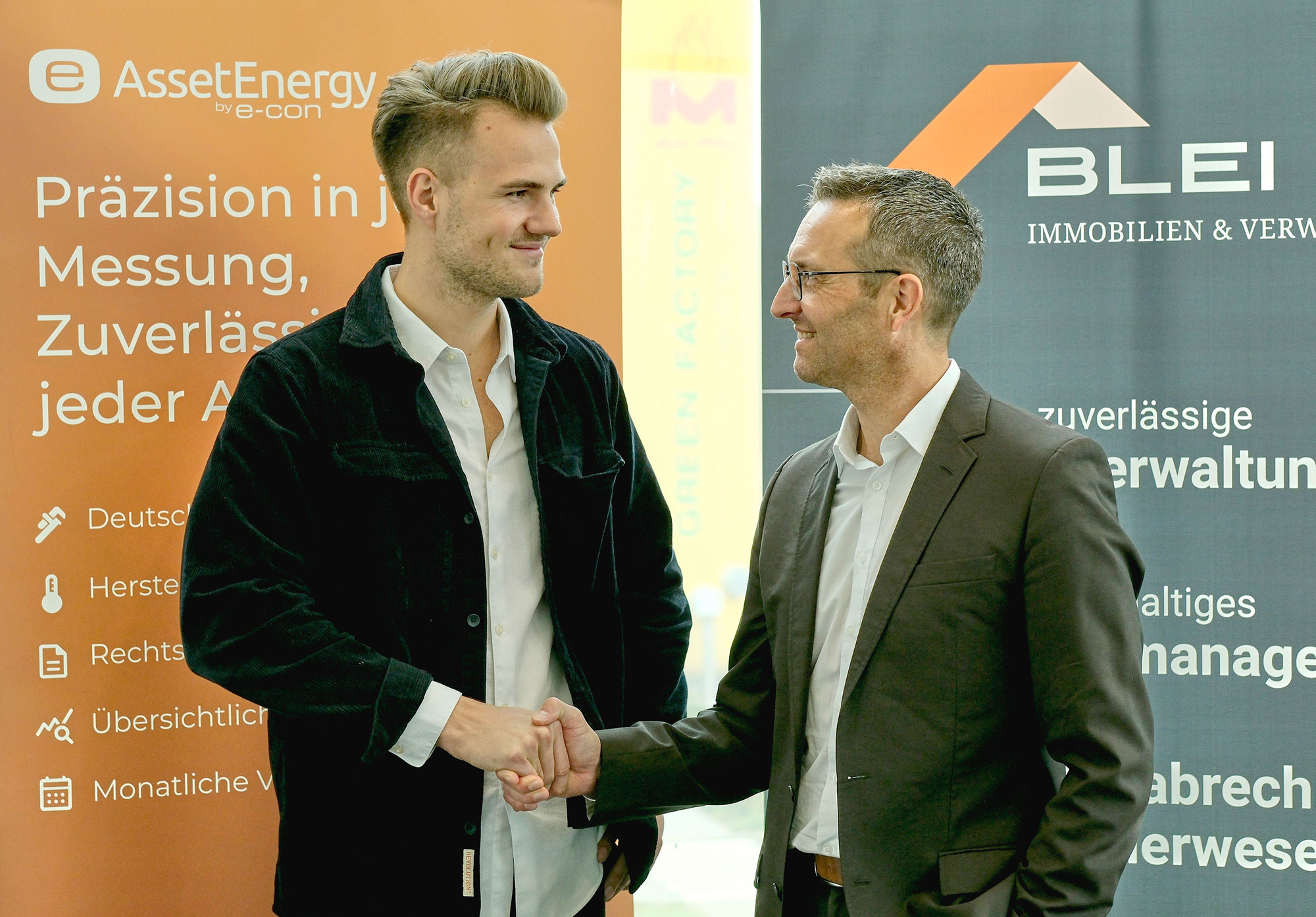 Lars Klocke von Asset Energy und Thomas Blei von Blei Immobilien (von links) arbeiten zukünftig zusammen. Bild: Ingo Jensen/Asse
