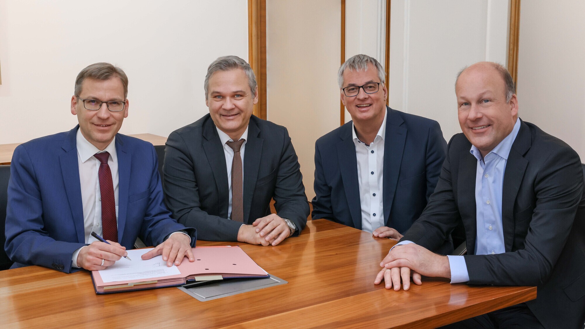 Die Gymnasialdirektoren Christian Engel, Alexander Pfaffendorf und Günther Manhardt bei der Unterzeichnung des Kooperationsvert