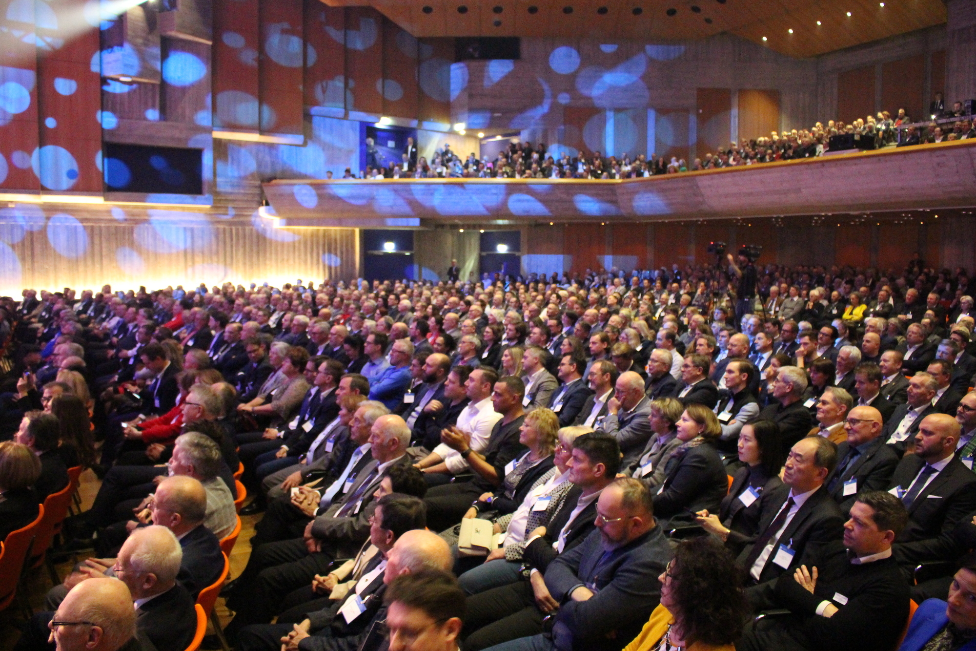 Weit über 1.500 Anmeldungen konnte der IHK Neujahrsempfang in Augsburg 2024 verbuchen. Die Kongresshalle ist bis auf den letzten