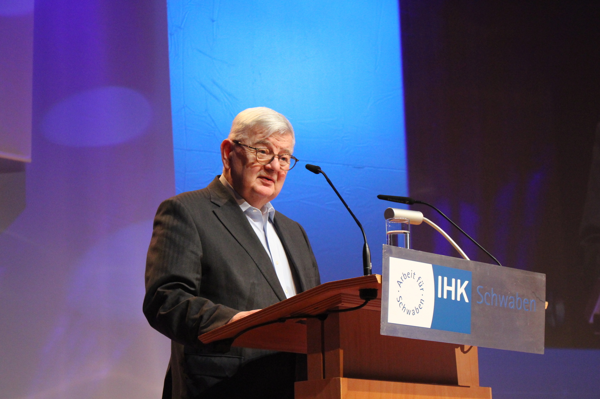Joschka Fischer hält sein Grußwort beim Neujahrsempfang der IHK Schwaben. Foto: Michael Arnold / B4BSCHWABEN.de