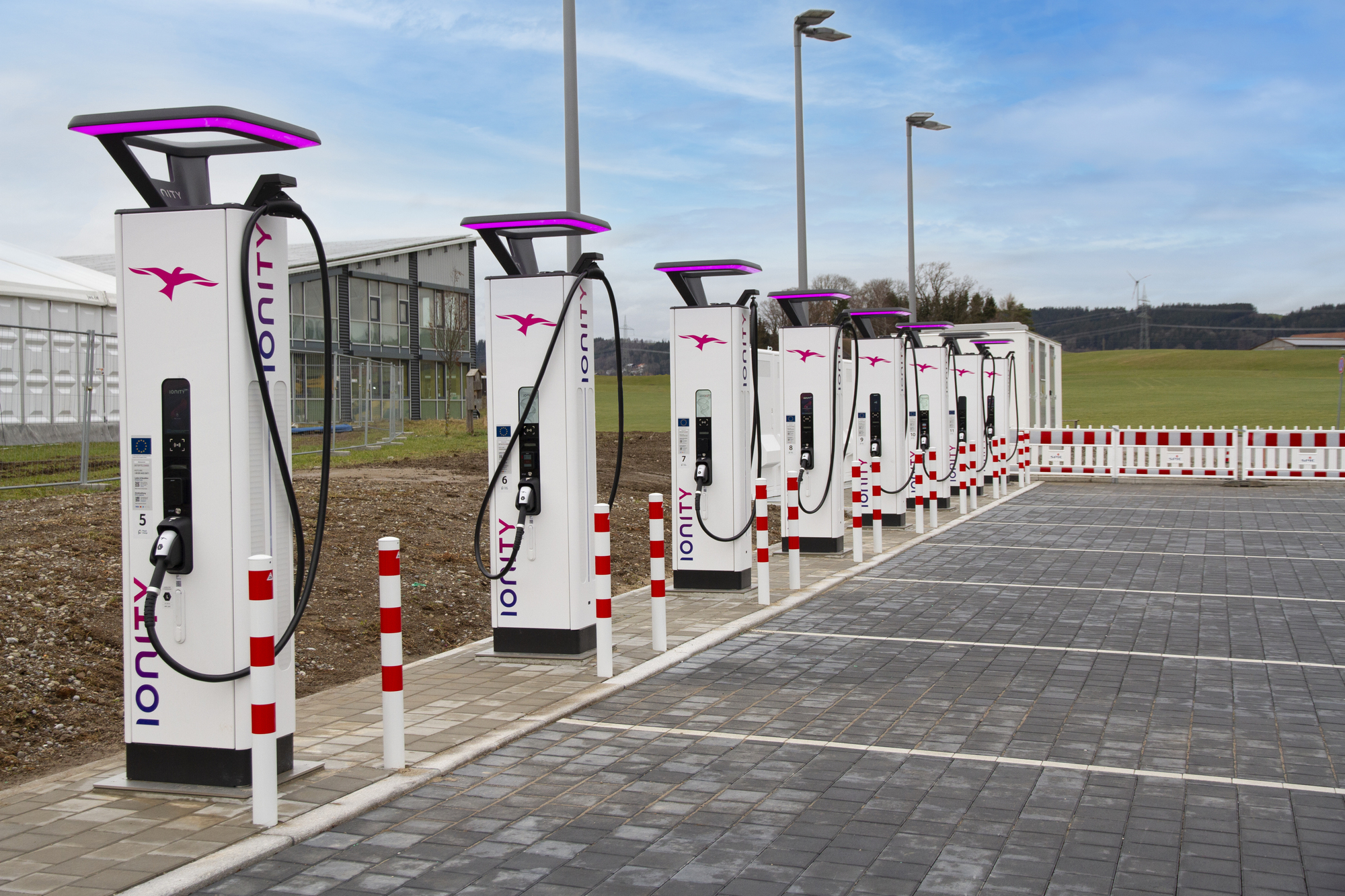 Acht neue Ionity Ladesäulen am Geiger FM Firmensitz in Dietmannsried für mehr E-Mobilität
