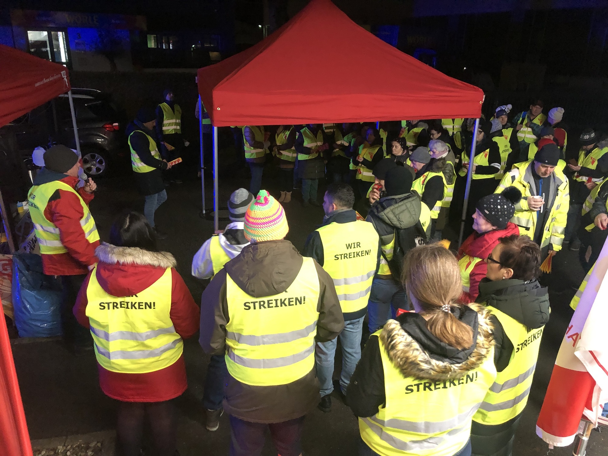 Protestierende Mitarbeiter versammelten sich vor der Ihe-Zentrale in Friedberg. Foto: NGG