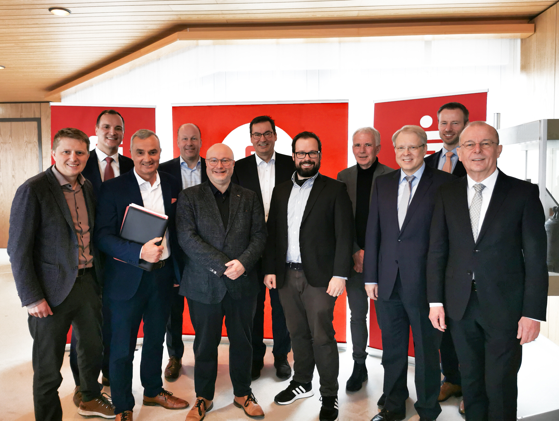 Alois Held (Erster Bürgermeister der Stadt Thannhausen), Daniel Gastl (Vorsitzender des Vorstandes der Sparkasse Günzburg-Krumbach), Gerhard Jauernig (Oberbürgermeister der Stadt Günzburg), Martin Sailer (Landrat Landkreis Augsburg), Ralf Wetzel (Erster Bürgermeister der Marktgemeinde Ziemetshausen), Hubert Fischer (Erster Bürgermeister der Stadt Krumbach), Jan Rothenbacher (Oberbürgermeister der Stadt Memmingen), Lorenz Müller (Erster Bürgermeister der Stadt Schwabmünchen), Dr. Stephan Winter (Erster Bürgermeister der Stadt Mindelheim), Alex Eder (Landrat Landkreis Unterallgäu) und Thomas Munding (Vorsitzender des Vorstandes der Sparkasse Schwaben-Bodensee). Foto: Sparkasse Günzburg-Krumbach, Demet Karatas