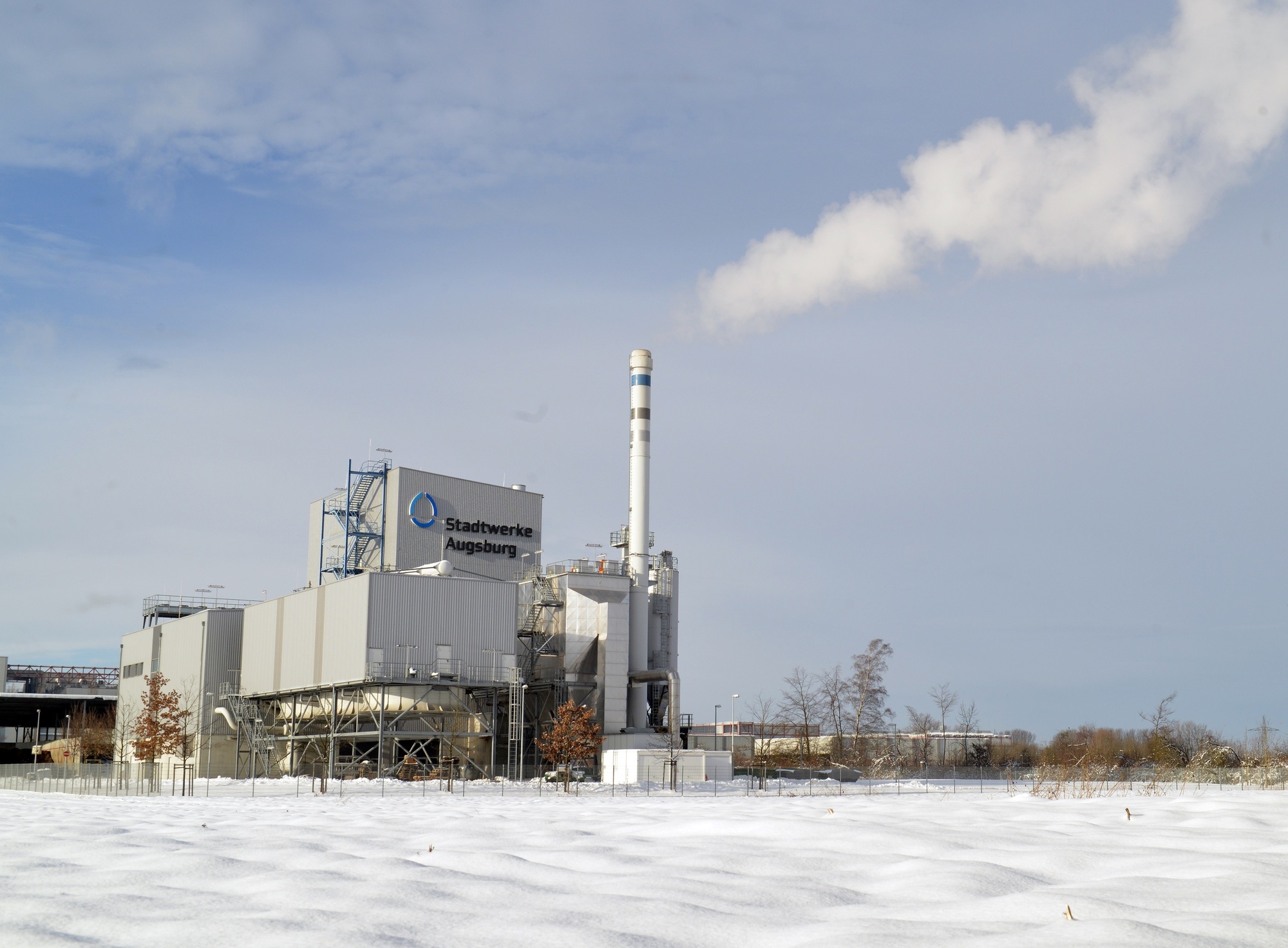 Im Biomasse-Heizkraftwerk in Lechhausen erzeugen die swa CO2-neutrale Wärme und Strom aus Holzresten, die bei Waldarbeiten übrig