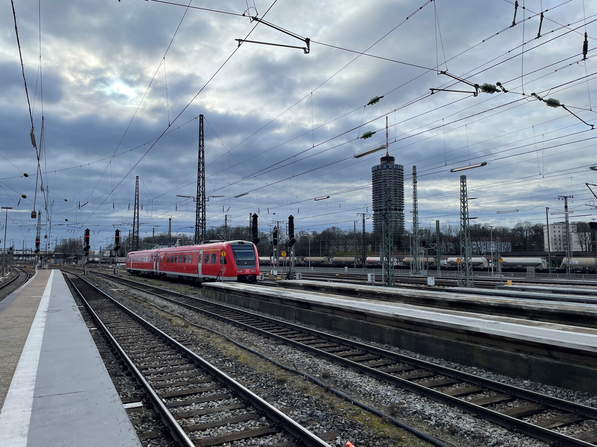 Die roten DB-Züge fahren in Augsburg heute nicht. Foto: Lena Jaumann / B4BSCHWABEN.de