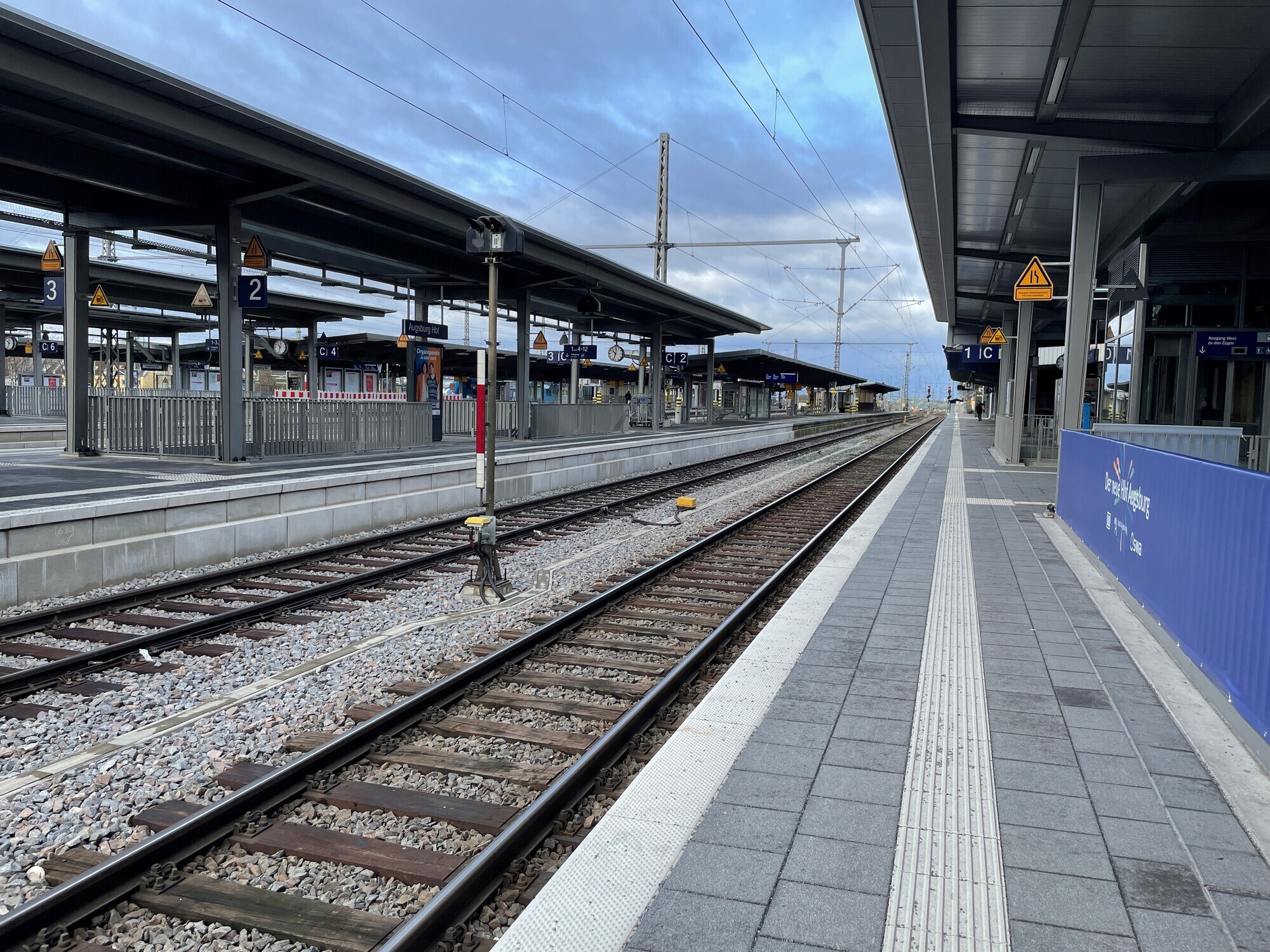Ein leerer Bahnsteig am Augsburger Hauptbahnhof. Foto: Lena Jaumann / B4BSCHWABEN.de