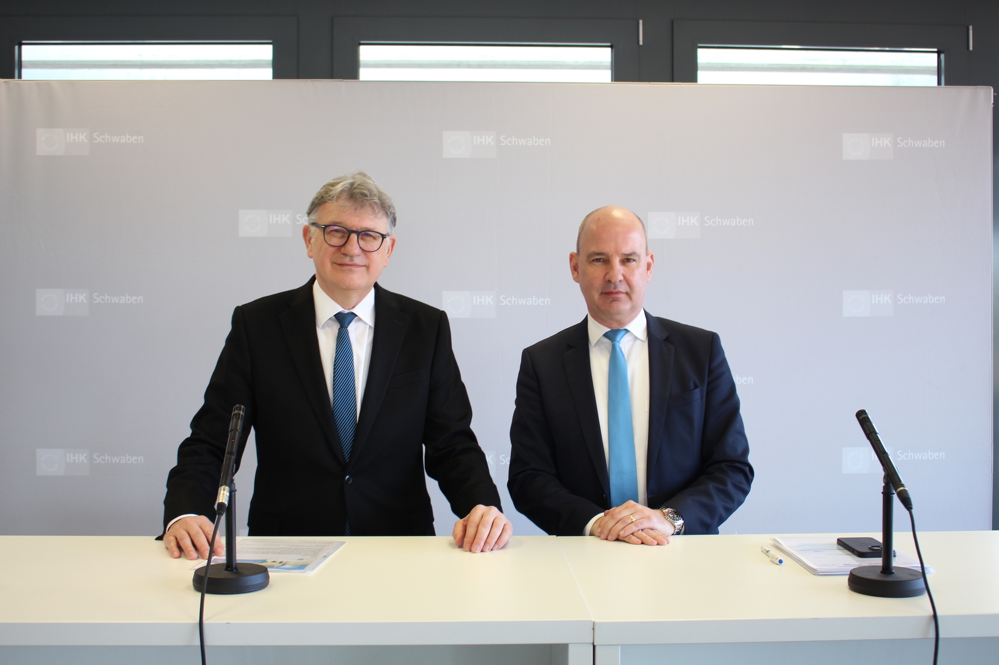 Ernste Blicke bei der IHK Schwaben – denn die wirtschaftliche Lage ist angespannt: IHK Präsident Reinhold Braun (links) und IHK