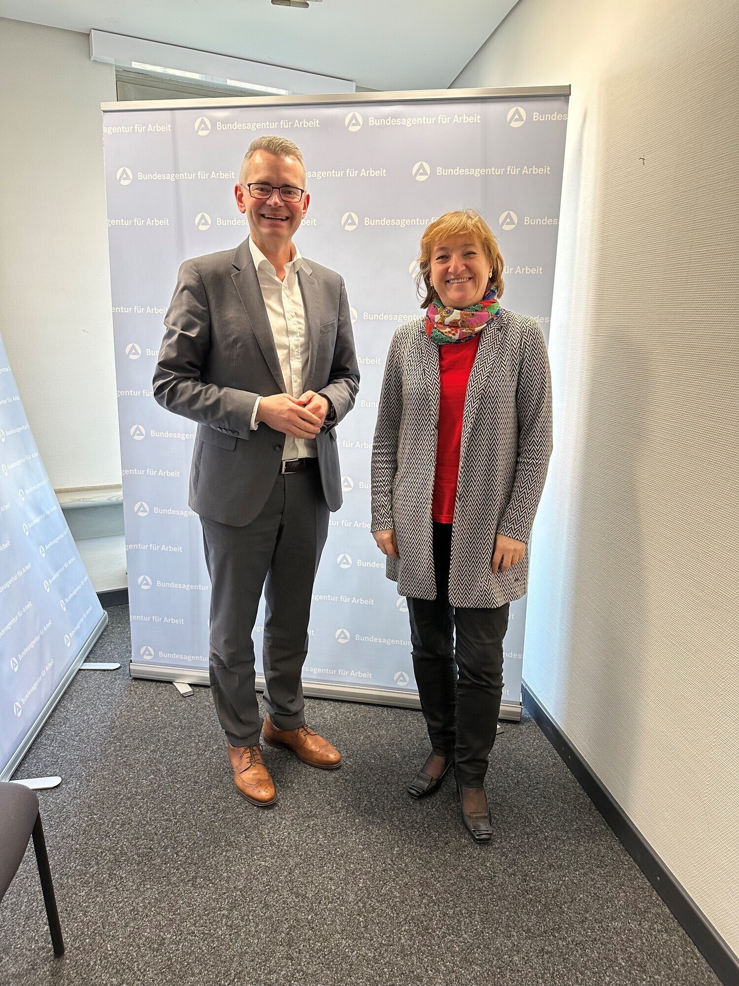 von links:Peter Tomaschko (Landtagsabgeordneter) im Gespräch mit Elsa Koller-Knedlik (Augsburger Agentur für Arbeit). Foto: Bay