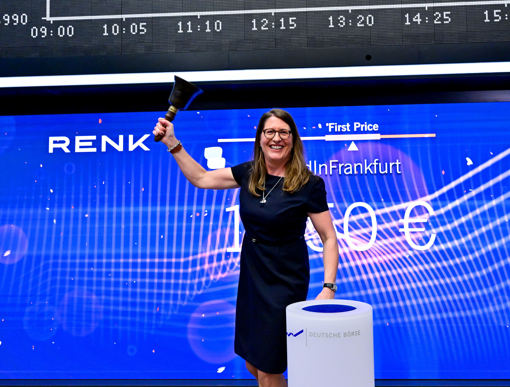 Renk-CEO Susanne Wiegand läutet die traditionelle Glocke auf der Frankfurter Börse. Foto: Deutsche Börse / Martin Joppen