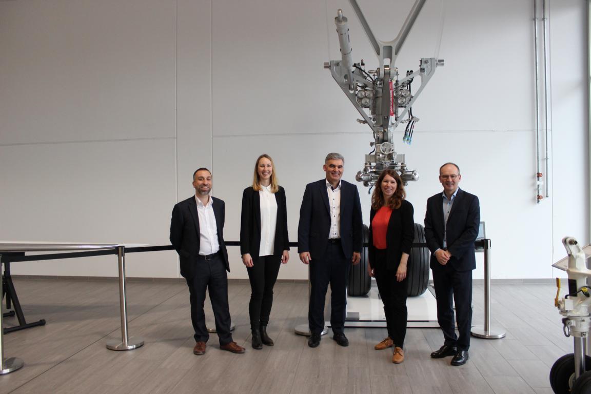 Dr. Anna Christmann (2. v. r.) besuchte die Liebherr-Aerospace Lindenberg GmbH in Begleitung von Rene Reinhardt, Referent Luftfa