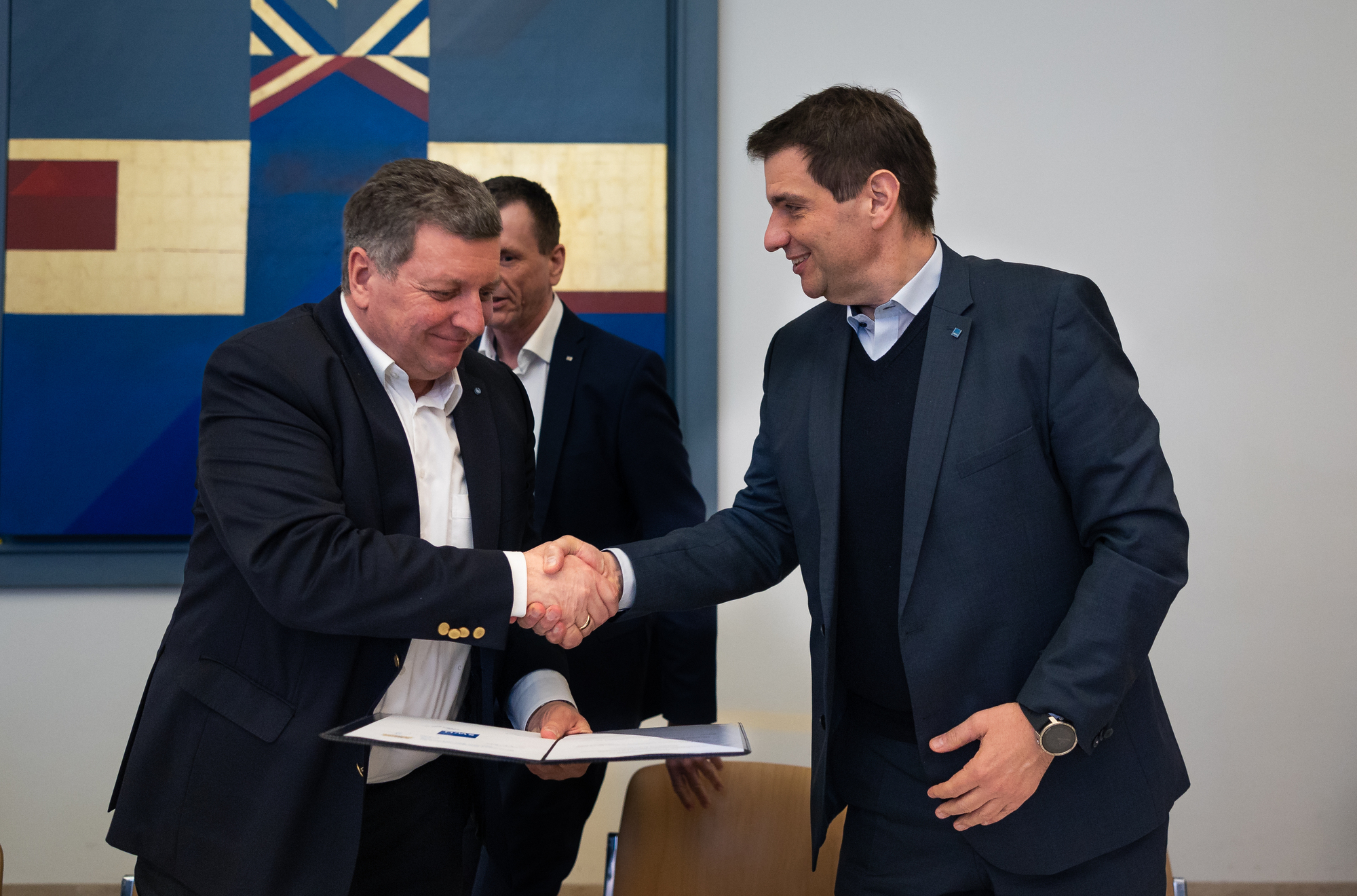 : Christian Bernreiter (Verkehrsminister Bayern) reicht Klaus Eder (Geschäftsführer SWU Stadtwerke Ulm/Neu-Ulm GmbH) die Hand an