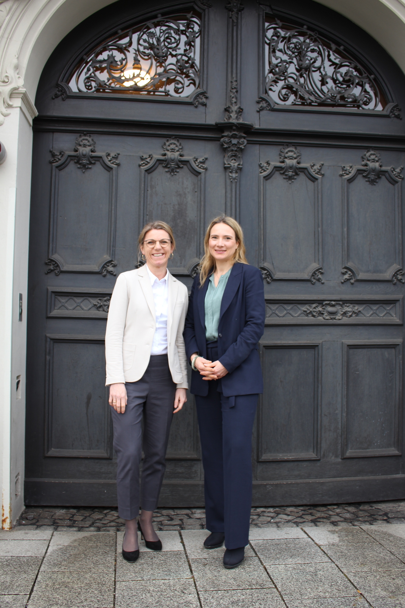 Von links: Anja Jörg und Julia Kühnle (beide Partnerinnen bei JuS Rechtsanwälte Schloms und Partner mbB). Foto: Michael Arnold /