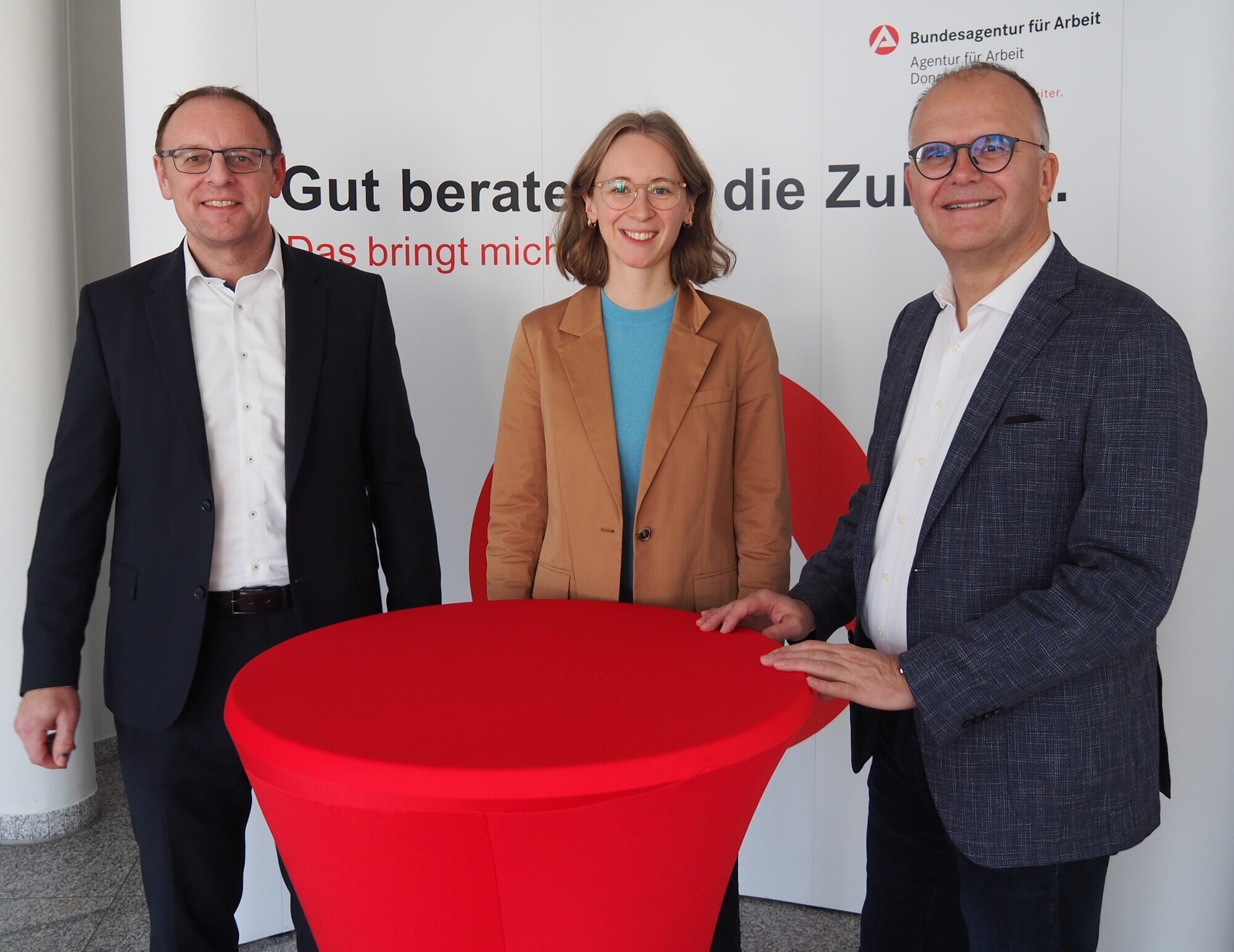 v.l. Norbert Gehring, Geschäftsführer operativ der Agentur für Arbeit Donauwörth, Eva Lettenbauer, Mitglied des bayerischen Land