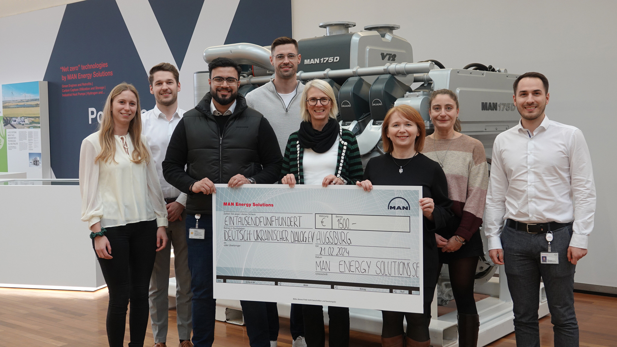 Die Traineegruppe Augsburg von MAN Energy Solutions und weitere Unternehmensvertreter überreichen eine Spende von 1.500 Euro der