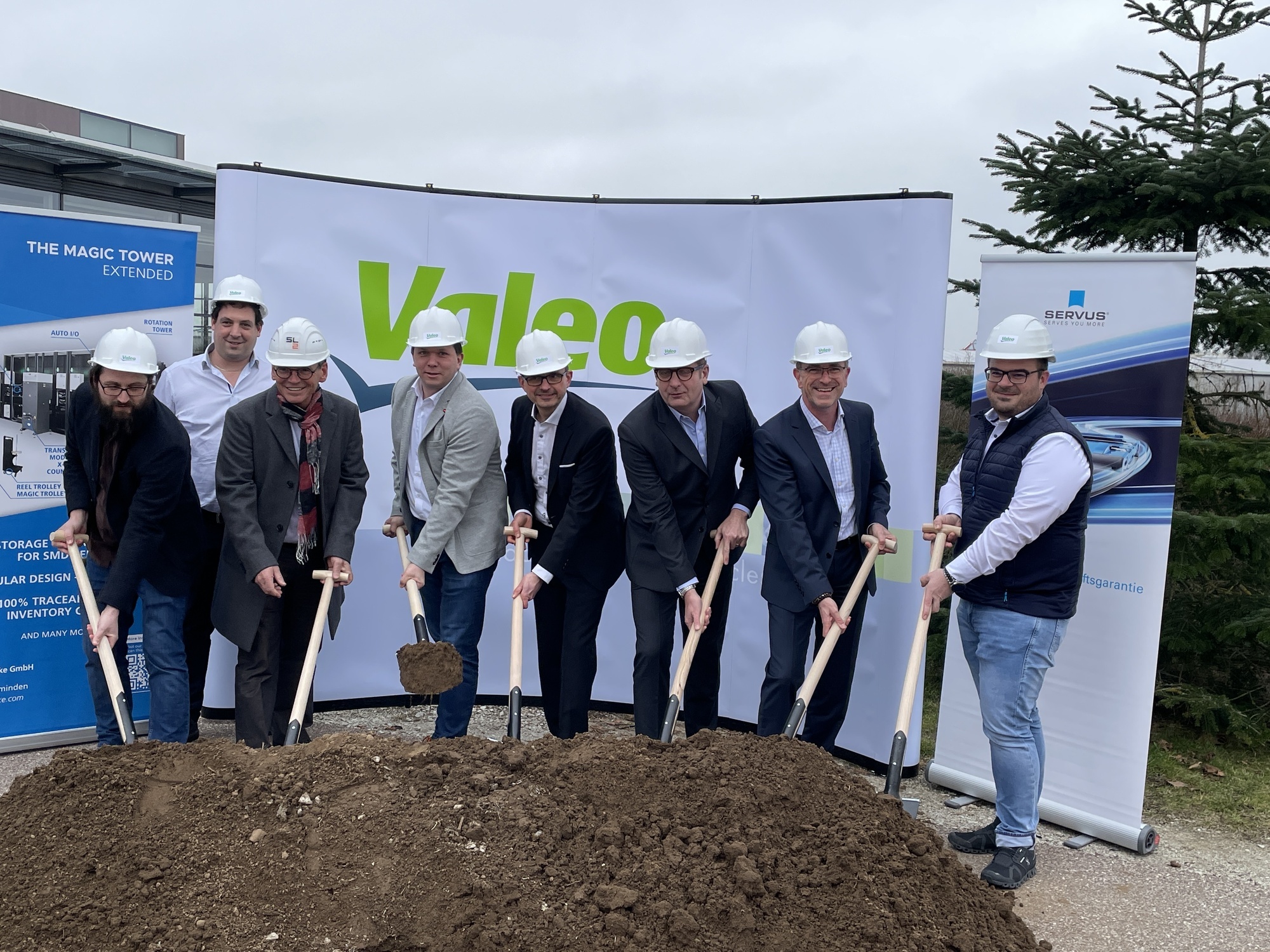 Das Team von Valeo feiert Spatenstich in Wemding. Foto: Valeo
