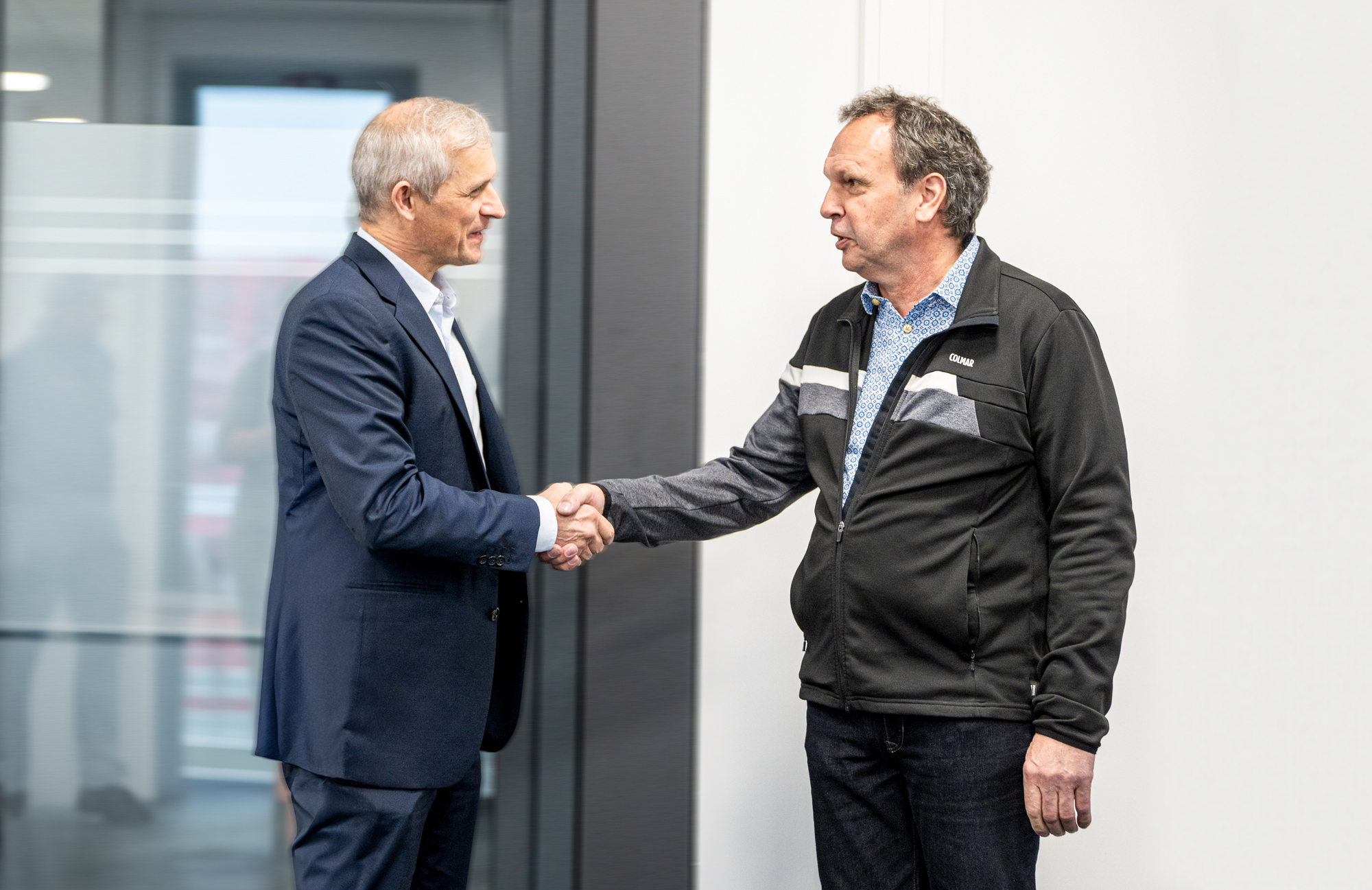 Der CEO von Kögel Trailer, Christian Renner (links) verabschiedet den Betriebsratsvorsitzenden Leo Berger (rechts). Foto: Kögel