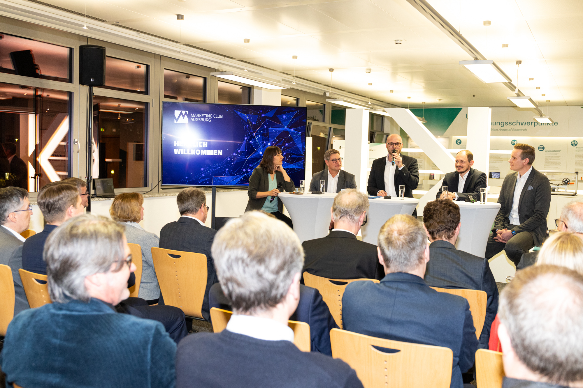 Der bayrische Staatsminister für Digitales, Dr. Fabian Mehring, Prof. Dr. Markus Sause von der Universität Augsburg, Ulrich Huggenberger von XITASO und Carsten Klees von WashTec diskutierten unter der Moderation von Anne Matern die Chancen, die KI für die Region Augsburg bietet. Foto: Marketing Club Augsburg