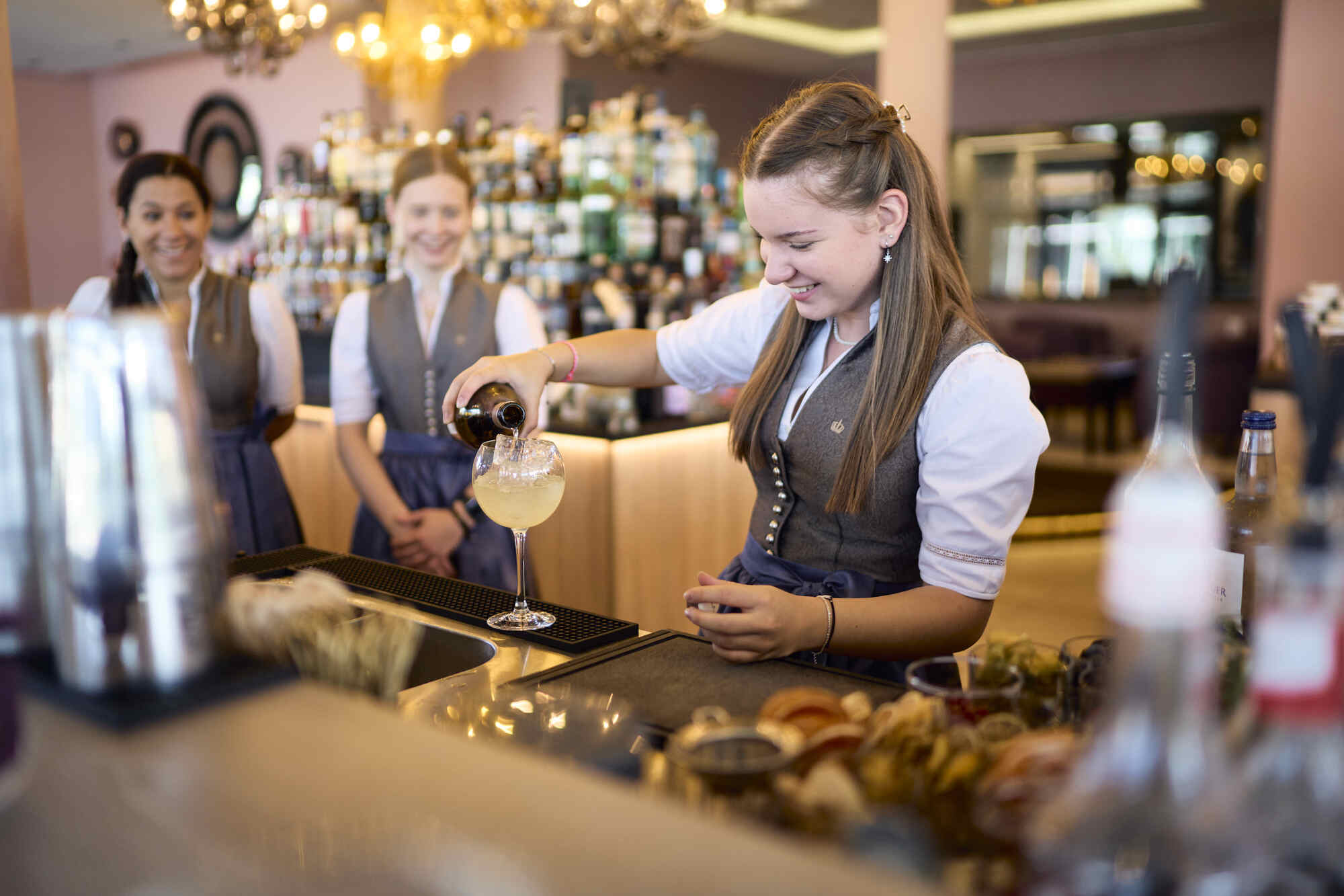 Auszubildende eines Allgäu TopHotels beim Getränkeausschank. Foto: Allgäu AzubiTopHotels