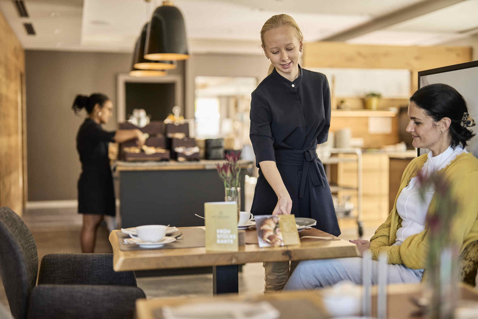 Eine Auszubildende der Allgäu TopHotels serviert in einem Hotelrestaurant. Foto: Allgäu TopHotels