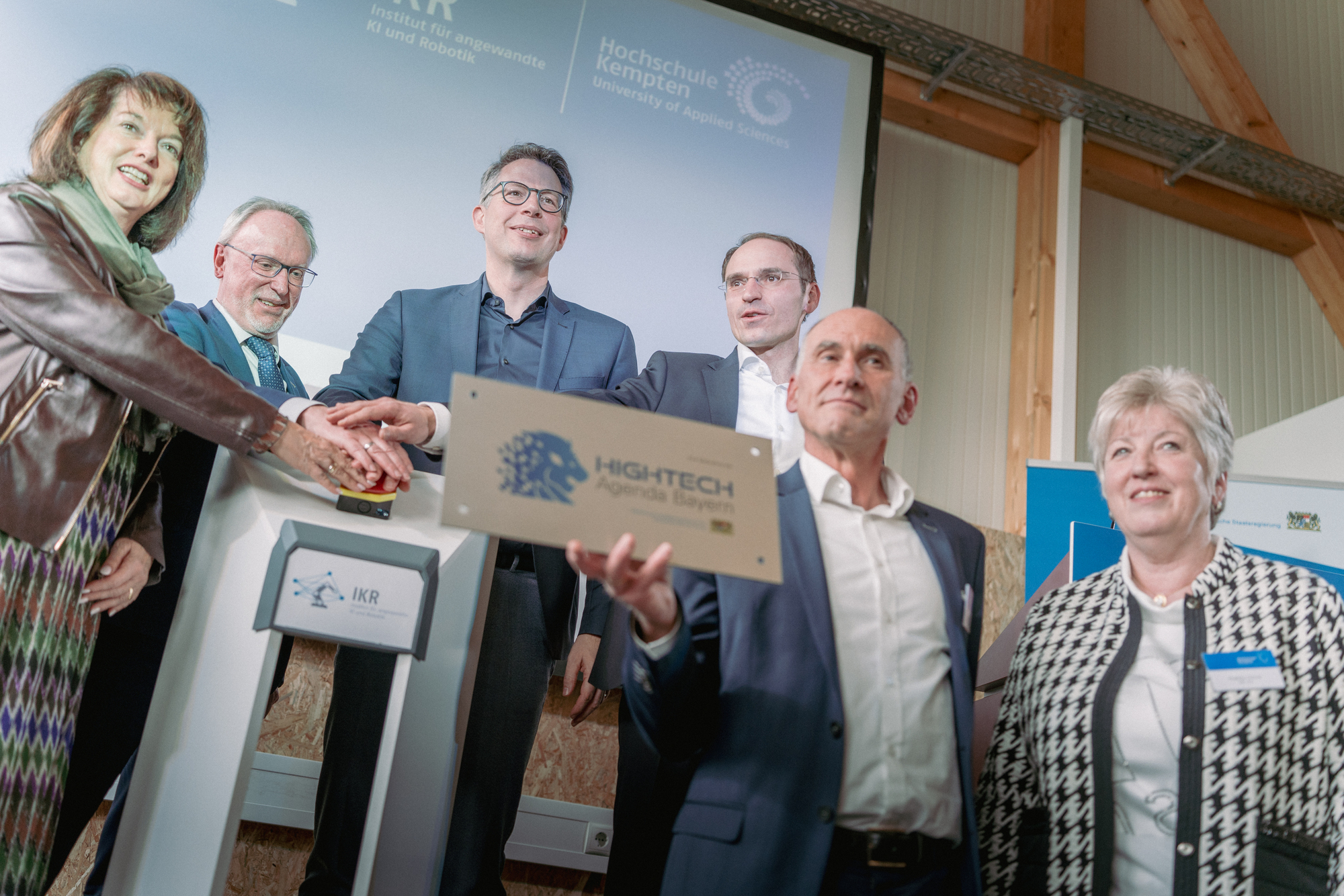Einweihung des IKR – Instituts für angewandte KI und Robotik in Marktoberdorf am 05.03.2024. V. l. n. r.: Maria Rita Zinnecker